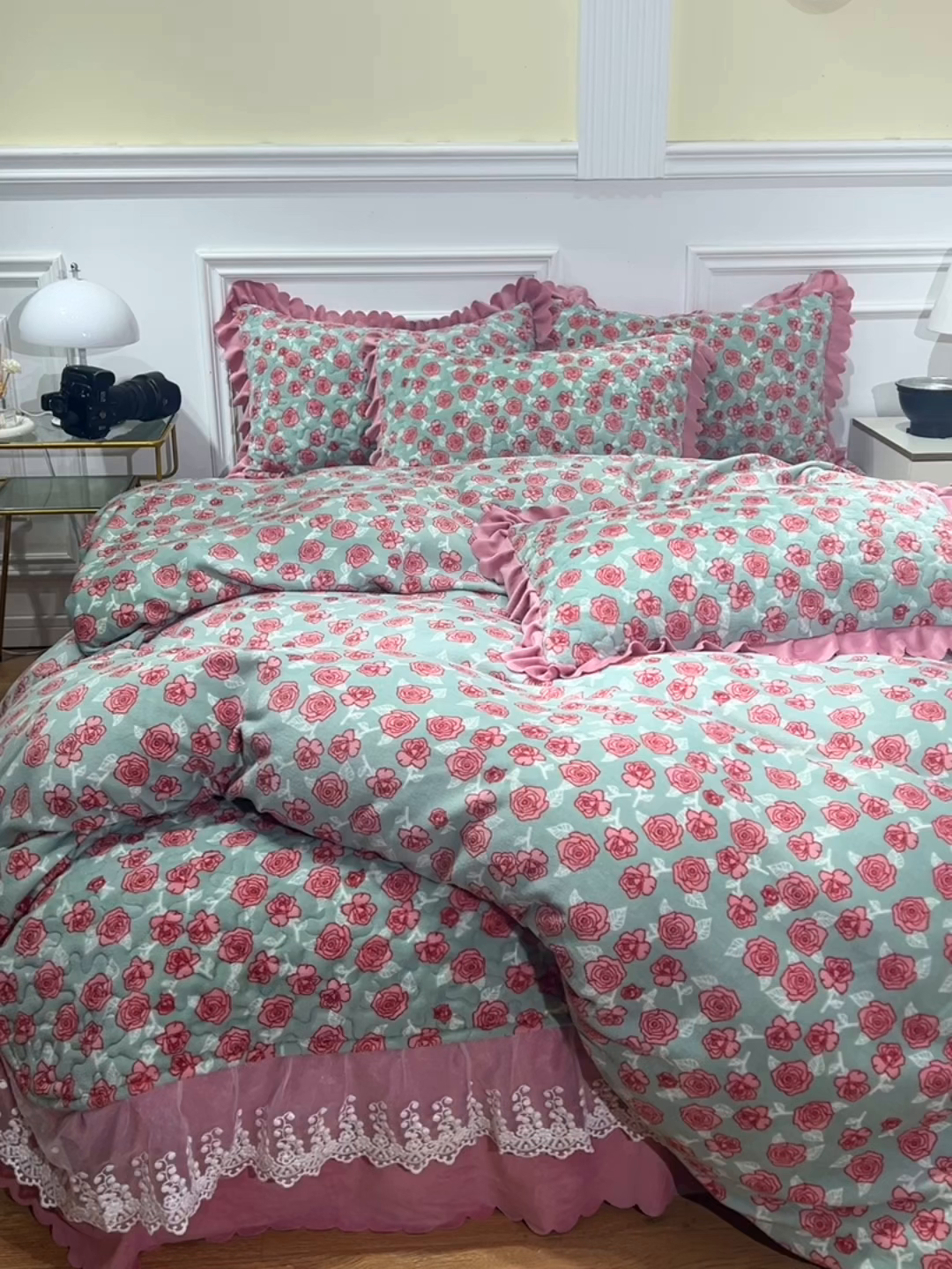 91家纺网 家纺一手货源 找家纺 梦柏家纺 2025新款牛奶绒夹棉床盖四件套 粉色玫瑰