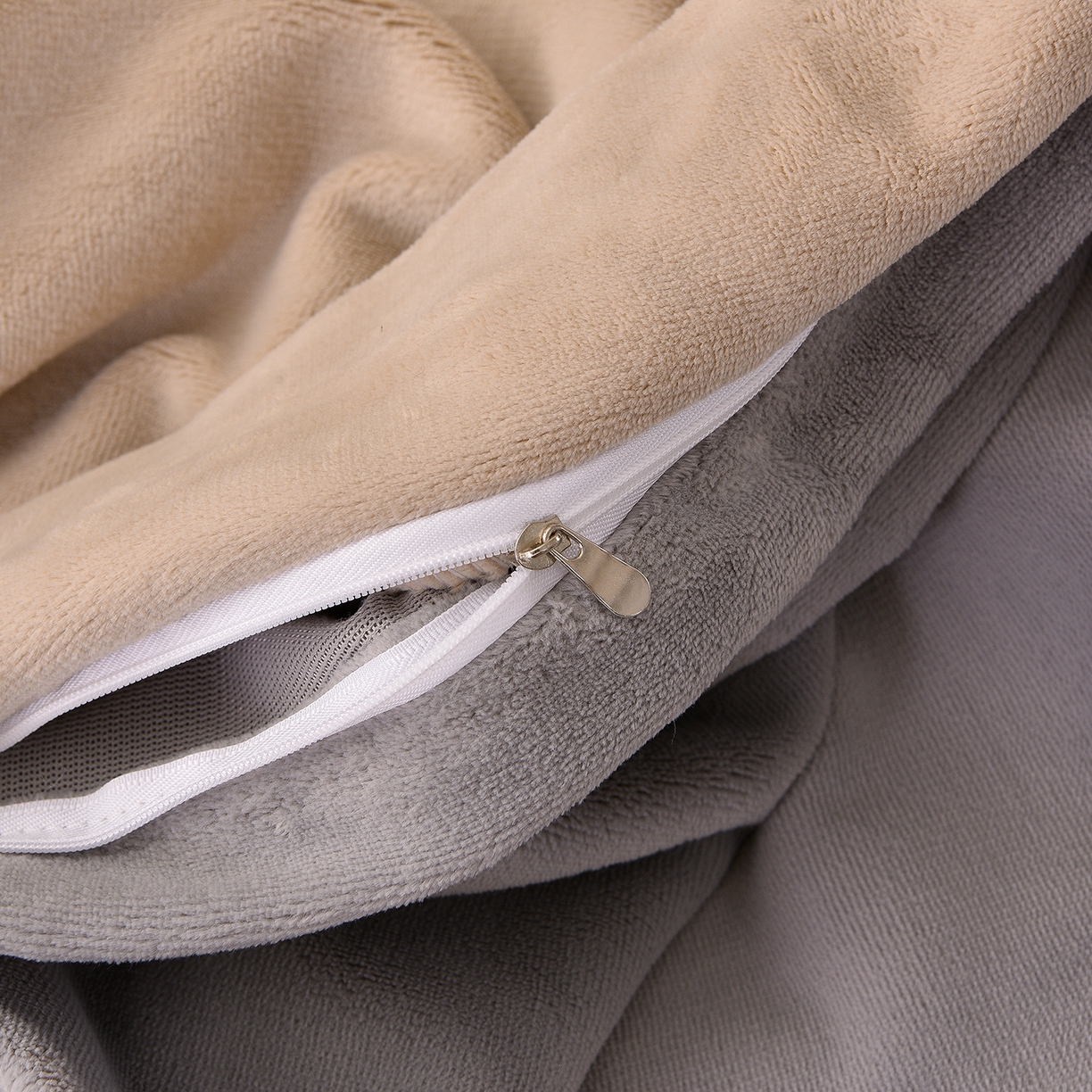 91家纺网 家纺一手货源 找家纺 湘雪家居  2025新款高克重纯色刺绣拼角床单床笠床盖款四件套 卡琪色