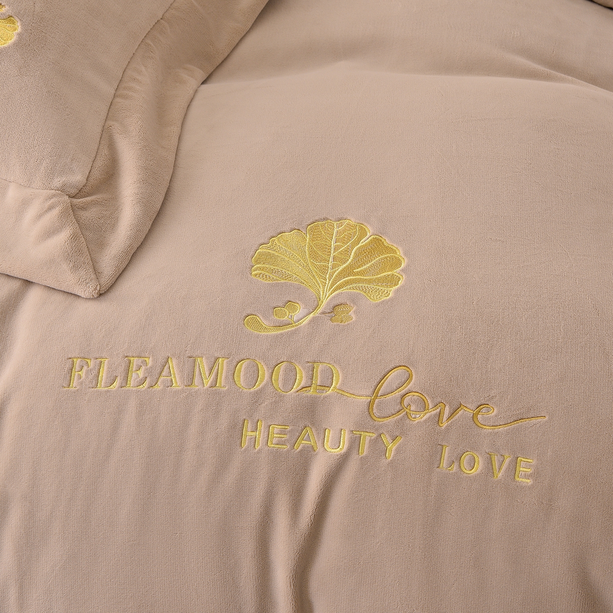 91家纺网 家纺一手货源 找家纺 湘雪家居  2025新款高克重纯色刺绣拼角床单床笠床盖款四件套 卡琪色