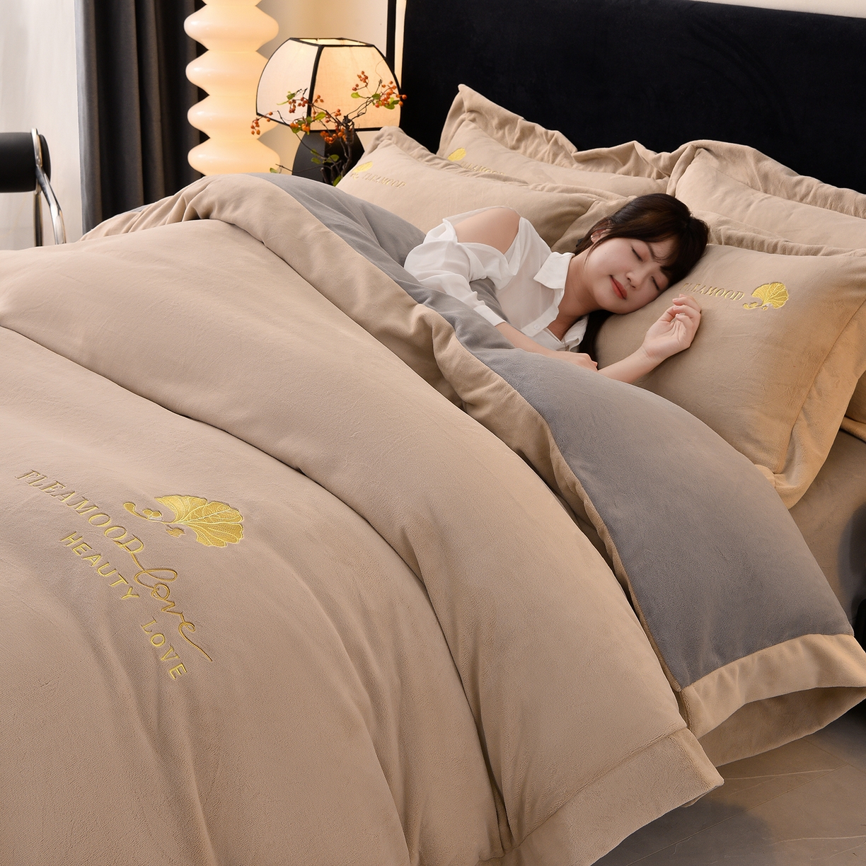 91家纺网 家纺一手货源 找家纺 湘雪家居  2025新款高克重纯色刺绣拼角床单床笠床盖款四件套 卡琪色