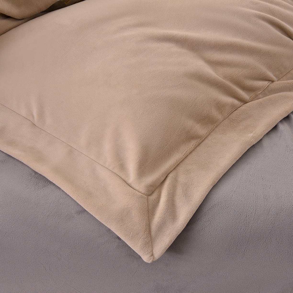 91家纺网 家纺一手货源 找家纺 湘雪家居  2025新款高克重纯色刺绣拼角床单床笠床盖款四件套 卡琪色