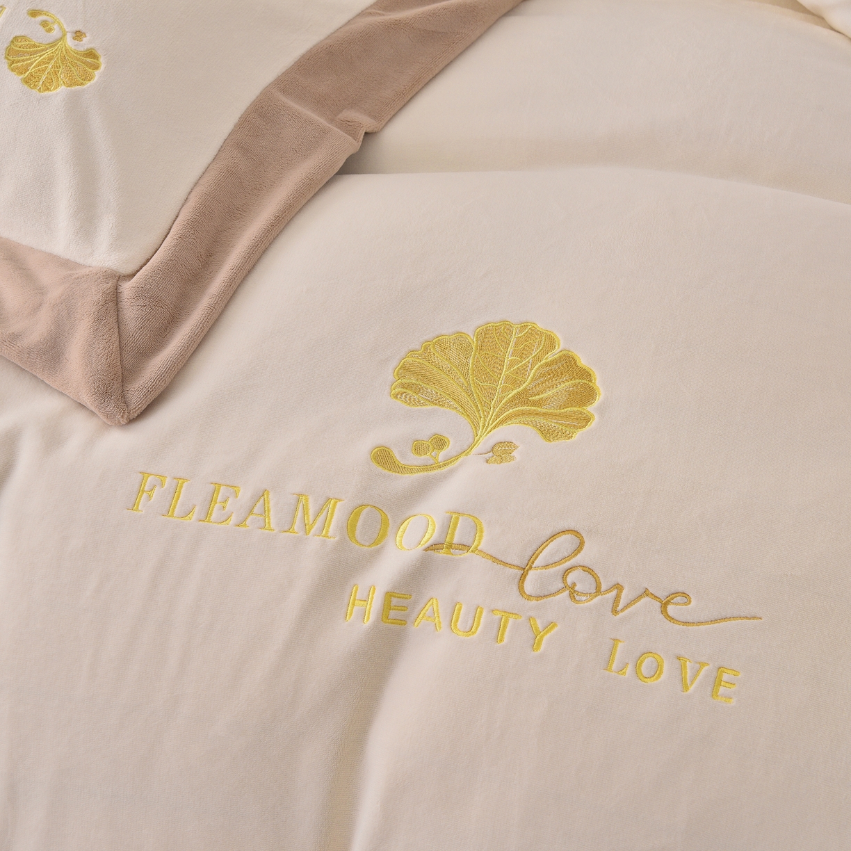 91家纺网 家纺一手货源 找家纺 湘雪家居  2025新款高克重纯色刺绣拼角床单床笠床盖款四件套 奶白色