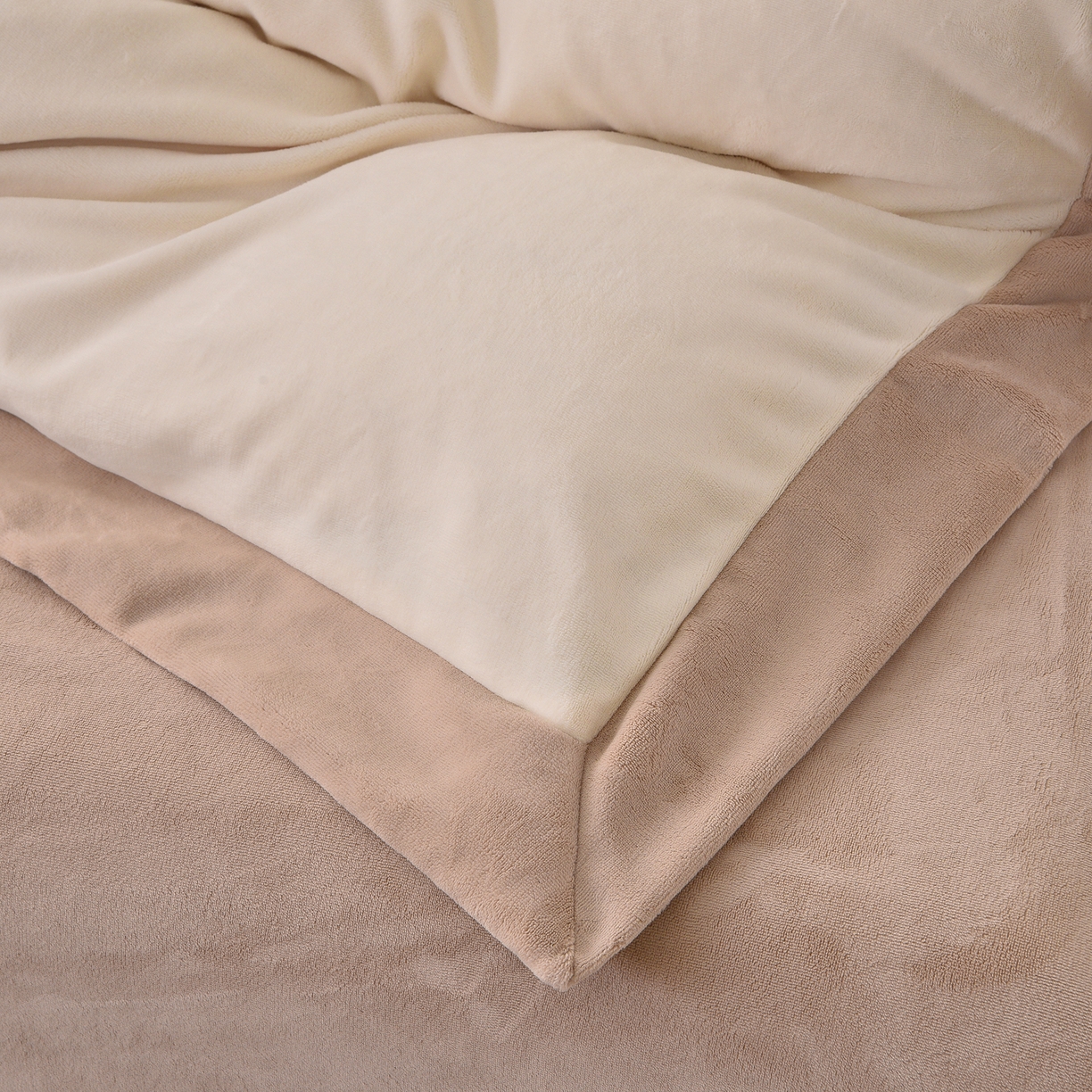 91家纺网 家纺一手货源 找家纺 湘雪家居  2025新款高克重纯色刺绣拼角床单床笠床盖款四件套 奶白色