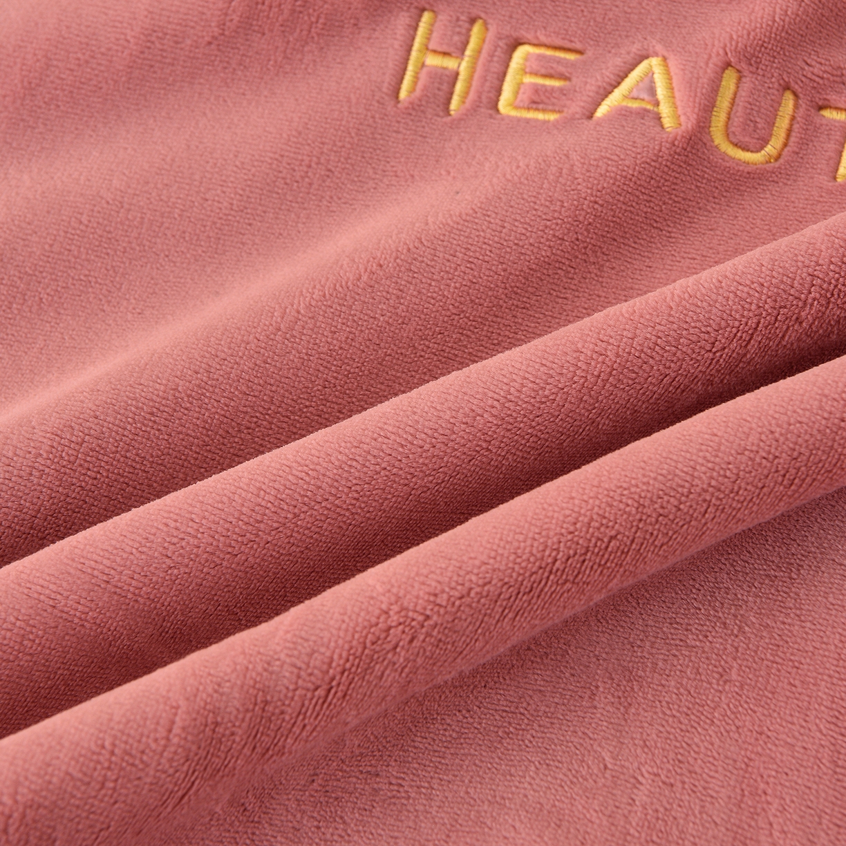 91家纺网 家纺一手货源 找家纺 湘雪家居  2025新款高克重纯色刺绣拼角床单床笠床盖款四件套 浅豆沙