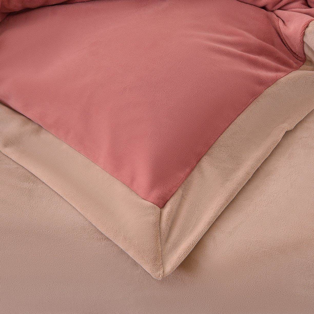 91家纺网 家纺一手货源 找家纺 湘雪家居  2025新款高克重纯色刺绣拼角床单床笠床盖款四件套 浅豆沙