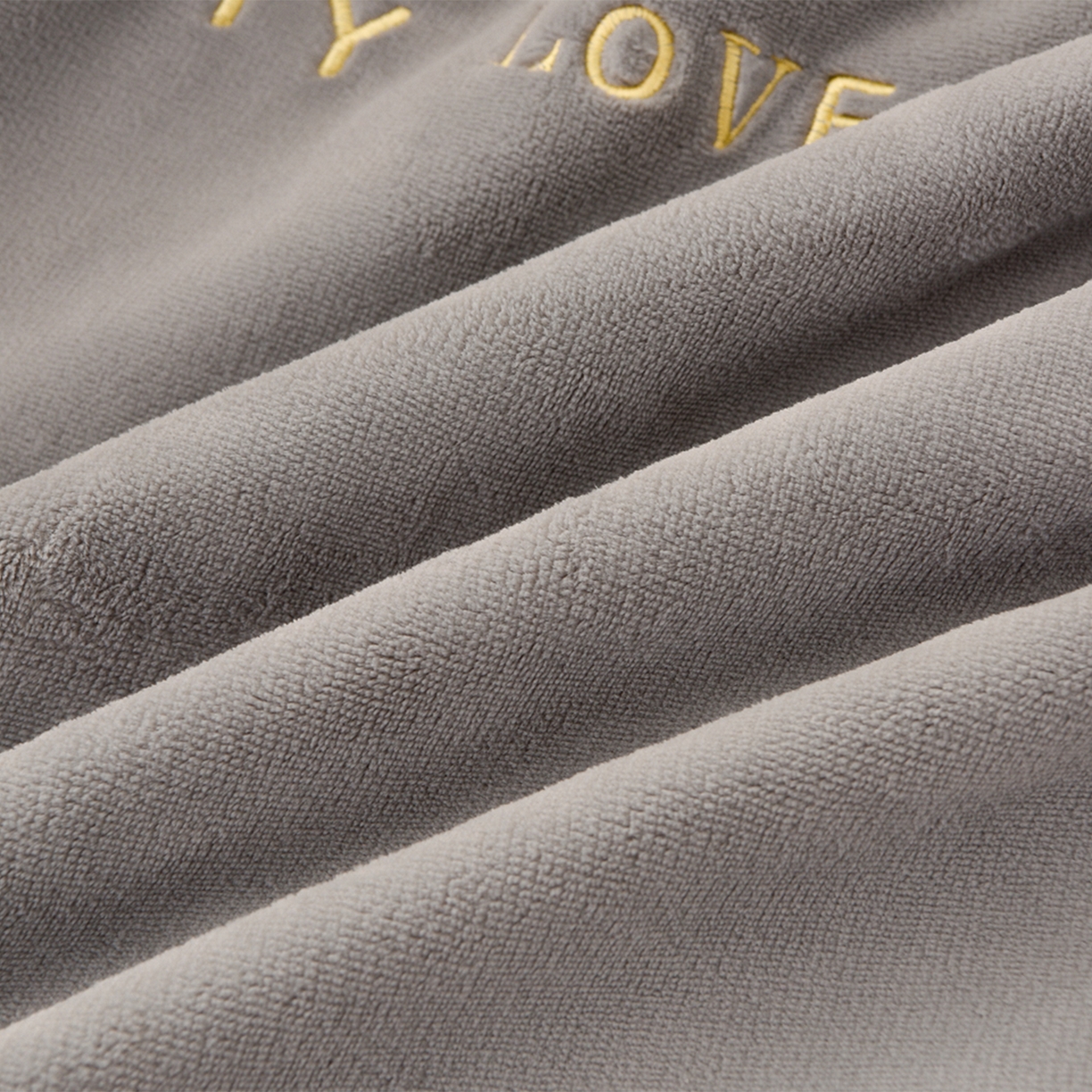 91家纺网 家纺一手货源 找家纺 湘雪家居  2025新款高克重纯色刺绣拼角床单床笠床盖款四件套 浅灰色