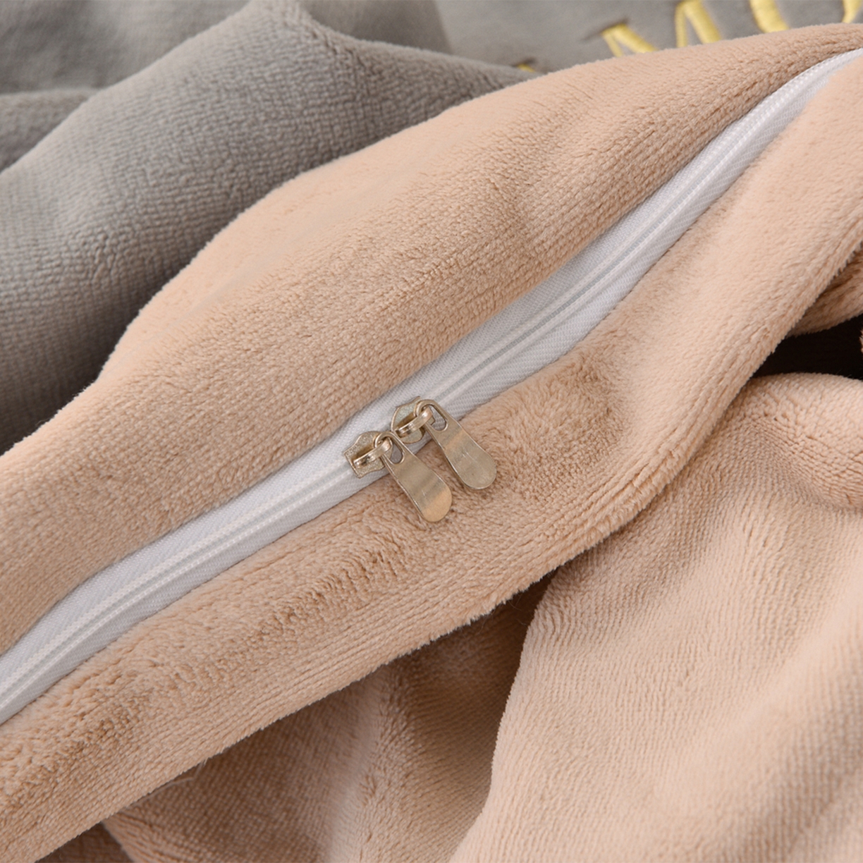 91家纺网 家纺一手货源 找家纺 湘雪家居  2025新款高克重纯色刺绣拼角床单床笠床盖款四件套 浅灰色