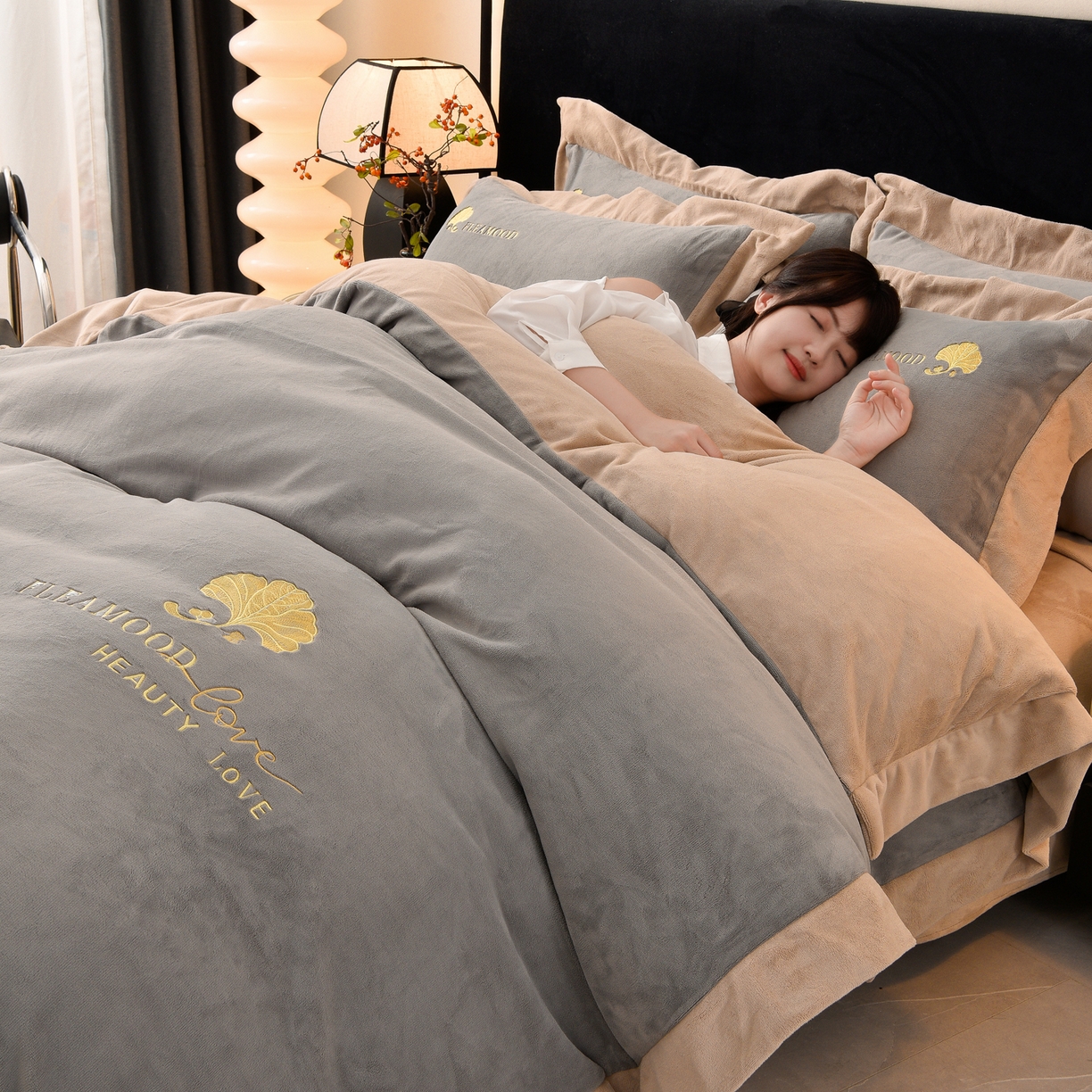 91家纺网 家纺一手货源 找家纺 湘雪家居  2025新款高克重纯色刺绣拼角床单床笠床盖款四件套 浅灰色