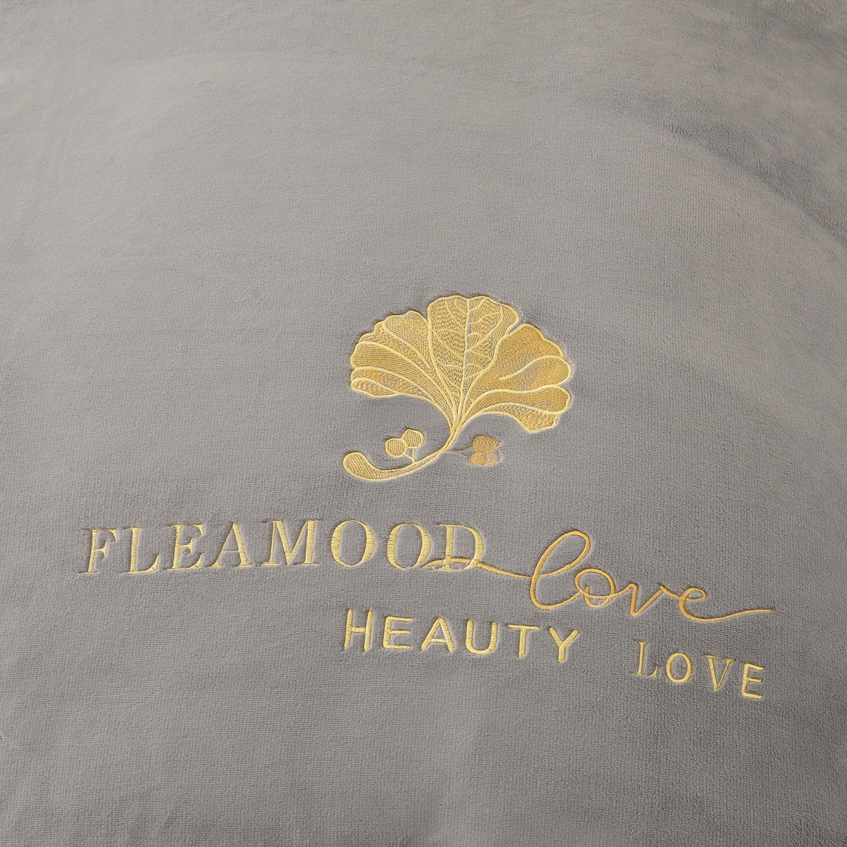 91家纺网 家纺一手货源 找家纺 湘雪家居  2025新款高克重纯色刺绣拼角床单床笠床盖款四件套 浅灰色