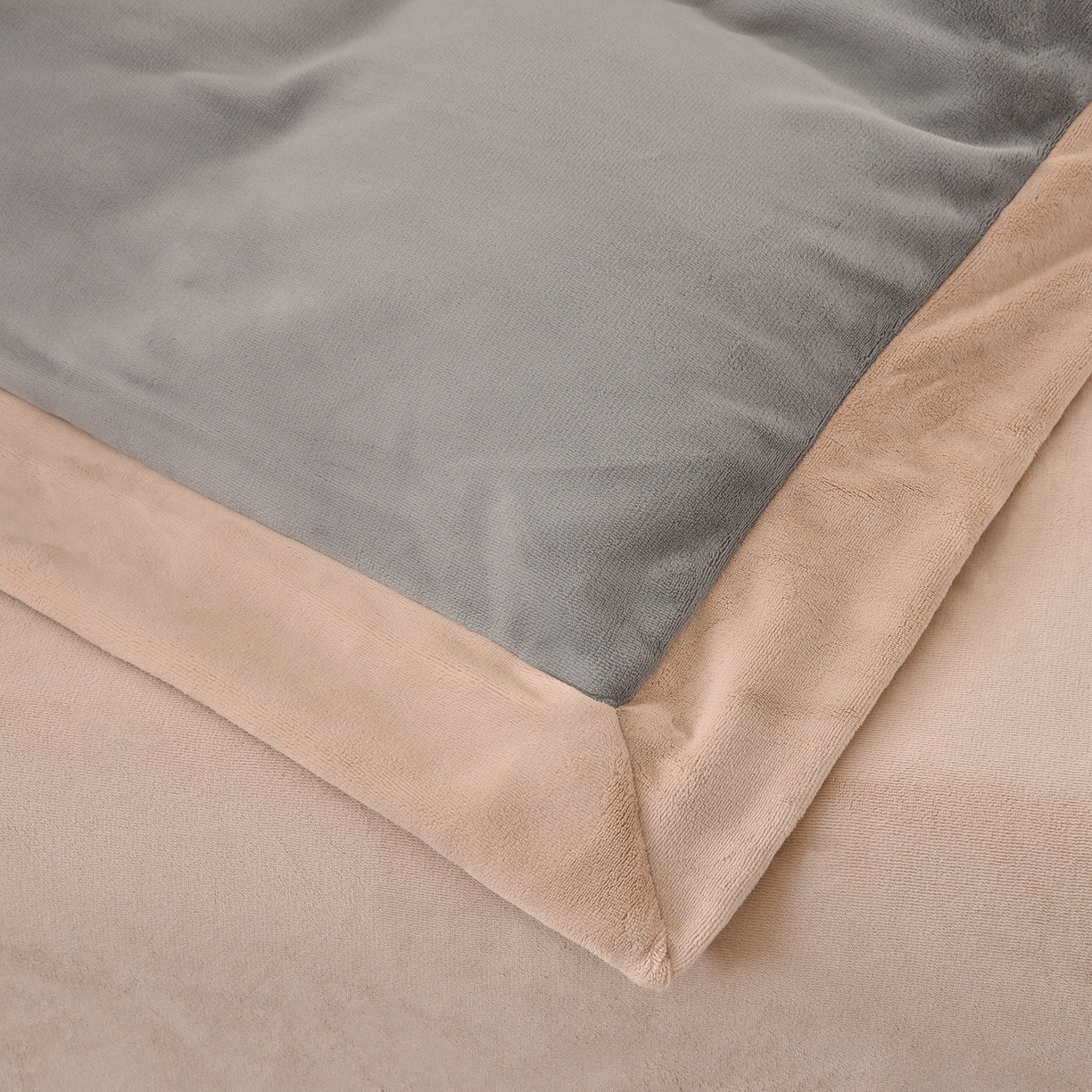 91家纺网 家纺一手货源 找家纺 湘雪家居  2025新款高克重纯色刺绣拼角床单床笠床盖款四件套 浅灰色