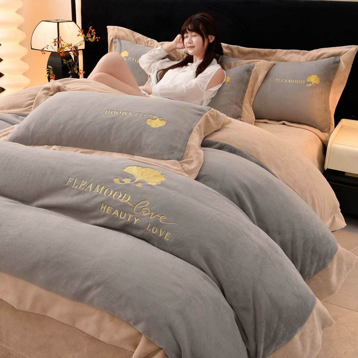 91家纺网 家纺一手货源 找家纺 湘雪家居  2025新款高克重纯色刺绣拼角床单床笠床盖款四件套 浅灰色