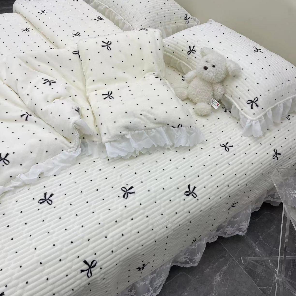 91家纺网 家纺一手货源 找家纺 禧瑞谷 2025新款冬季牛奶绒双层蕾丝花边床盖三件套床盖四件套 点点蝴蝶结