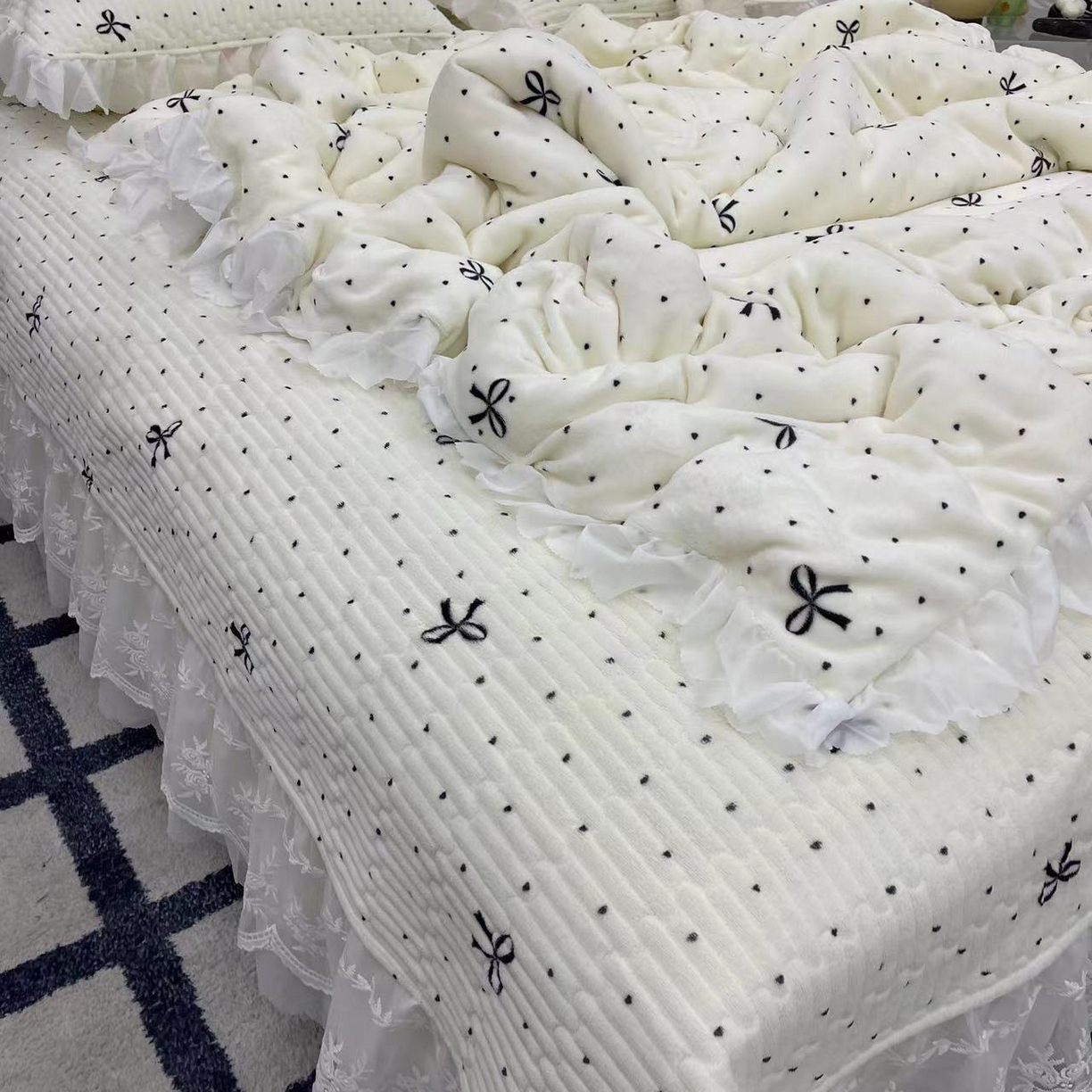 91家纺网 家纺一手货源 找家纺 禧瑞谷 2025新款冬季牛奶绒双层蕾丝花边床盖三件套床盖四件套 点点蝴蝶结