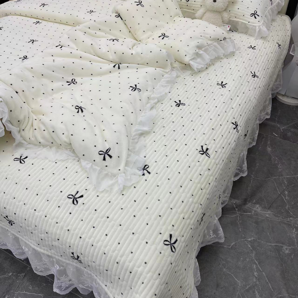 91家纺网 家纺一手货源 找家纺 禧瑞谷 2025新款冬季牛奶绒双层蕾丝花边床盖三件套床盖四件套 点点蝴蝶结