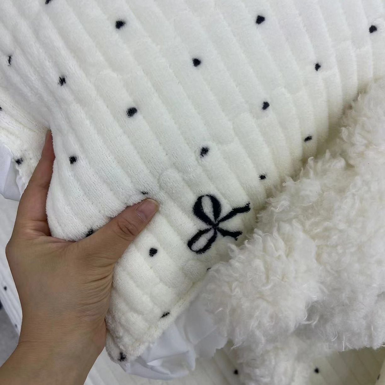 91家纺网 家纺一手货源 找家纺 禧瑞谷 2025新款冬季牛奶绒双层蕾丝花边床盖三件套床盖四件套 点点蝴蝶结