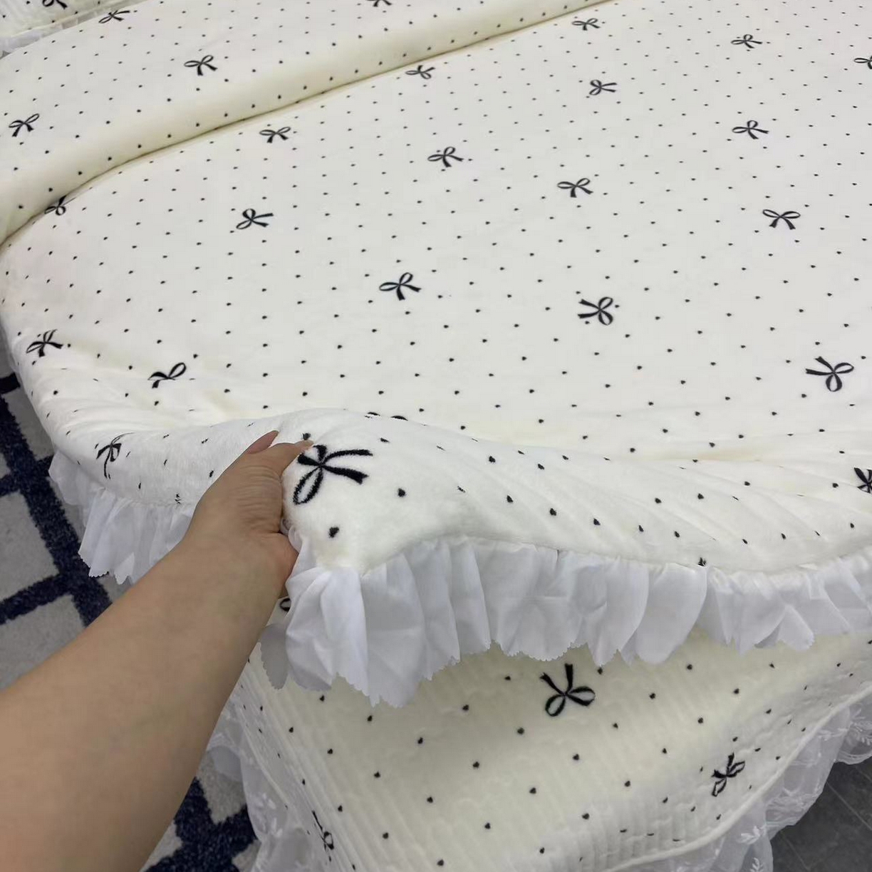 91家纺网 家纺一手货源 找家纺 禧瑞谷 2025新款冬季牛奶绒双层蕾丝花边床盖三件套床盖四件套 点点蝴蝶结