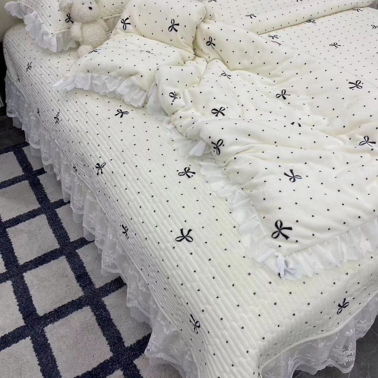 91家纺网 家纺一手货源 找家纺 禧瑞谷 2025新款冬季牛奶绒双层蕾丝花边床盖三件套床盖四件套 点点蝴蝶结