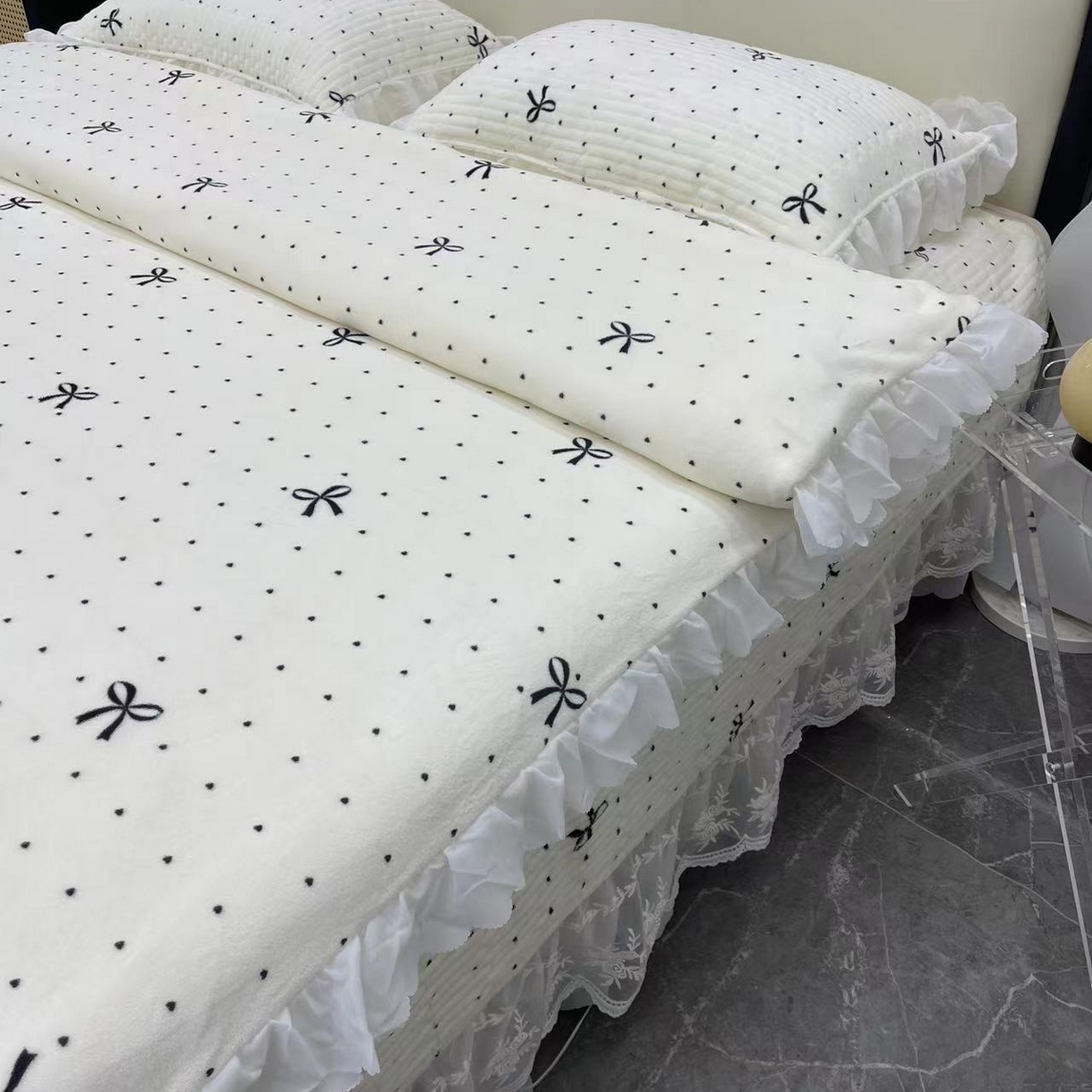 91家纺网 家纺一手货源 找家纺 禧瑞谷 2025新款冬季牛奶绒双层蕾丝花边床盖三件套床盖四件套 点点蝴蝶结