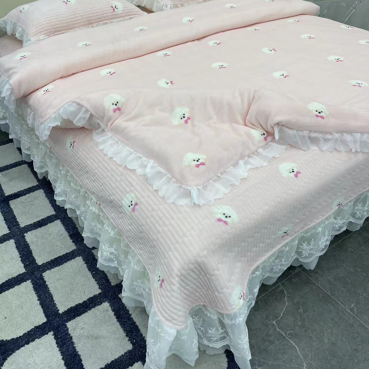 91家纺网 家纺一手货源 找家纺 禧瑞谷 2025新款冬季牛奶绒双层蕾丝花边床盖三件套床盖四件套 粉底小狗