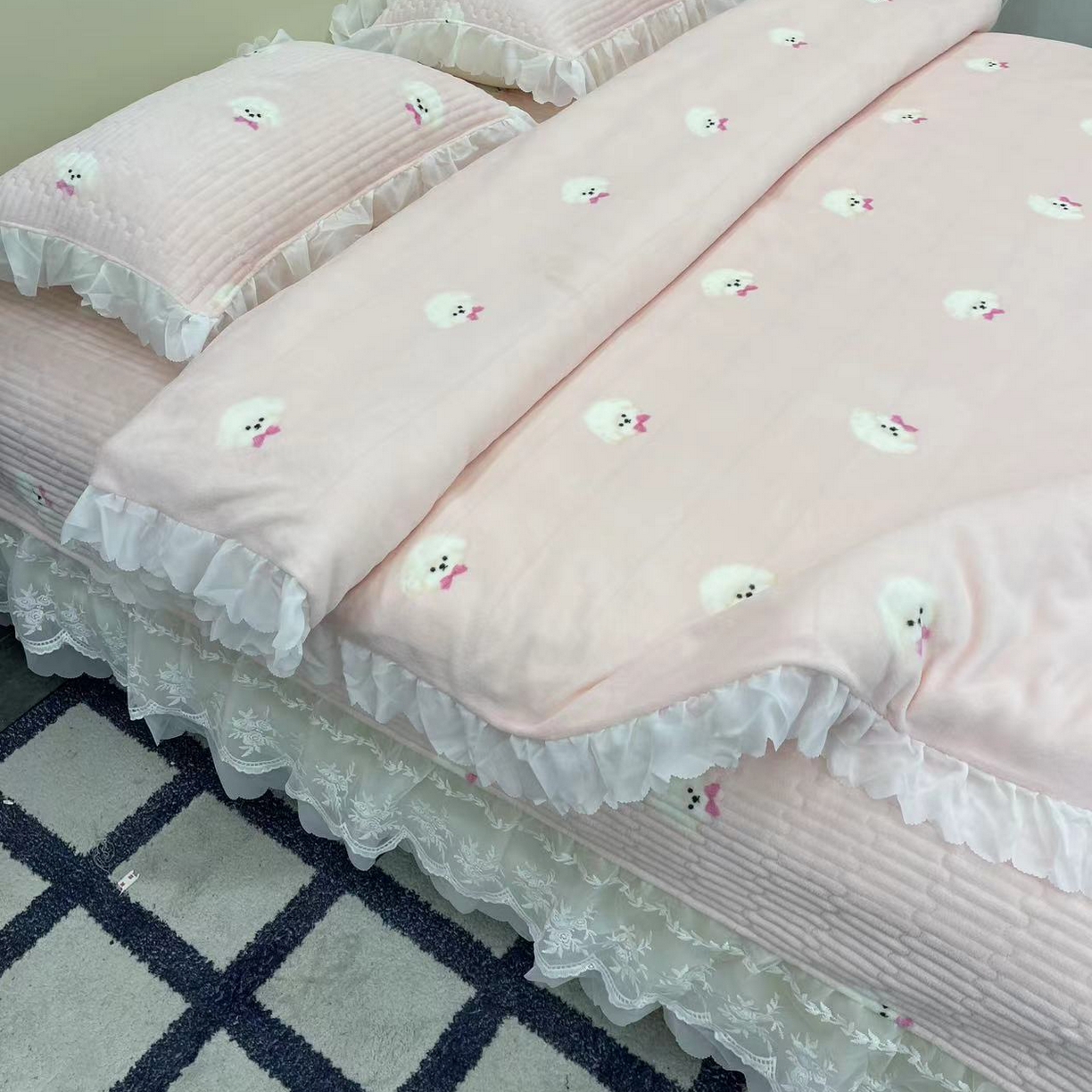 91家纺网 家纺一手货源 找家纺 禧瑞谷 2025新款冬季牛奶绒双层蕾丝花边床盖三件套床盖四件套 粉底小狗