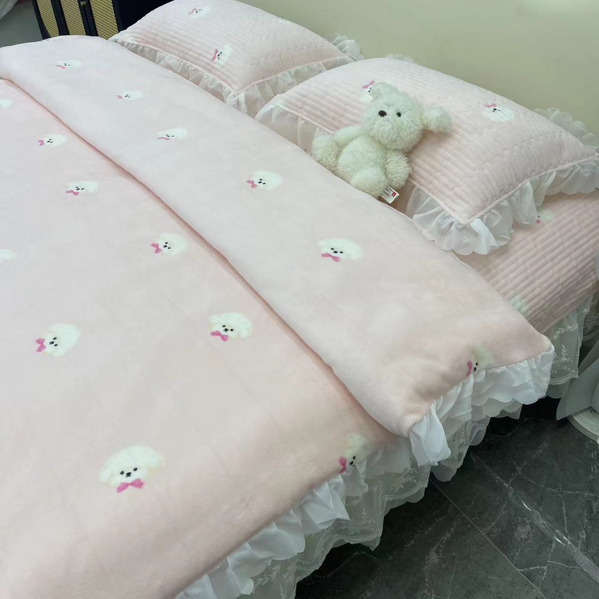 91家纺网 家纺一手货源 找家纺 禧瑞谷 2025新款冬季牛奶绒双层蕾丝花边床盖三件套床盖四件套 粉底小狗