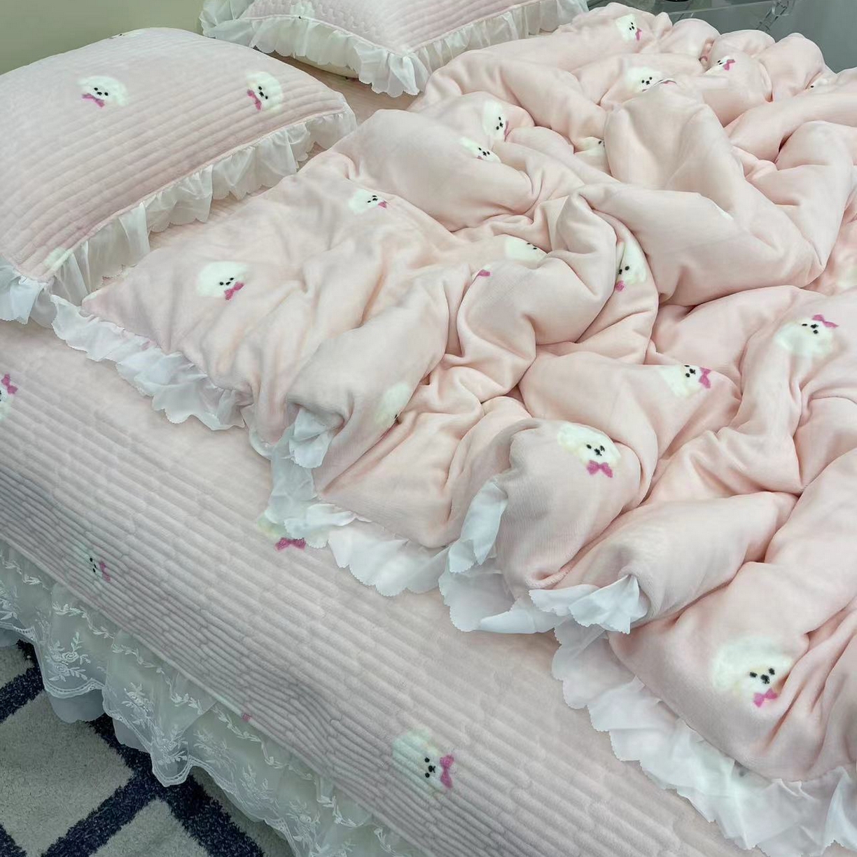 91家纺网 家纺一手货源 找家纺 禧瑞谷 2025新款冬季牛奶绒双层蕾丝花边床盖三件套床盖四件套 粉底小狗