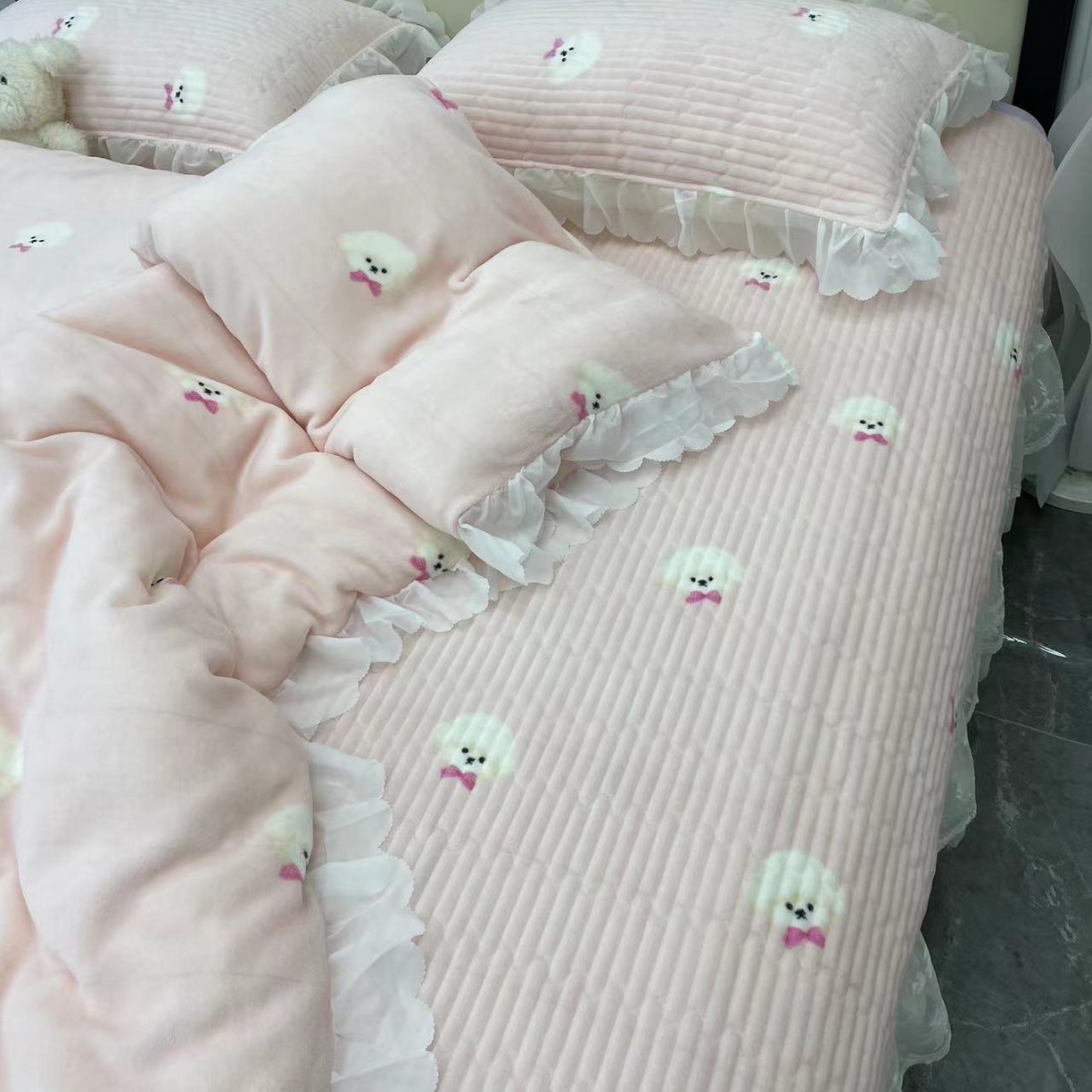 91家纺网 家纺一手货源 找家纺 禧瑞谷 2025新款冬季牛奶绒双层蕾丝花边床盖三件套床盖四件套 粉底小狗