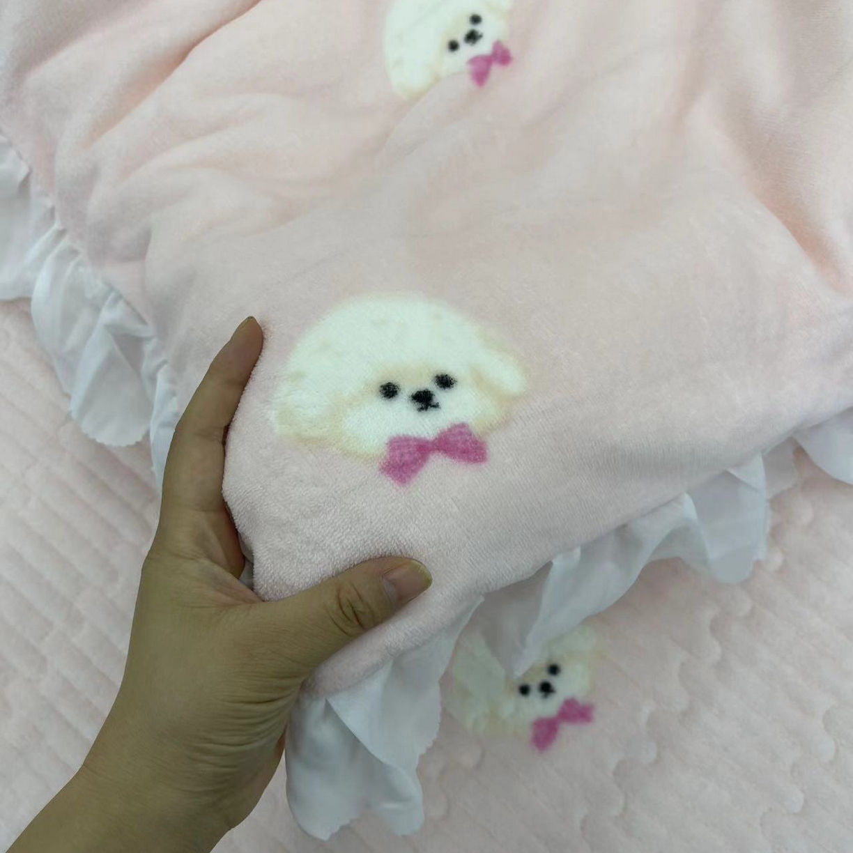 91家纺网 家纺一手货源 找家纺 禧瑞谷 2025新款冬季牛奶绒双层蕾丝花边床盖三件套床盖四件套 粉底小狗