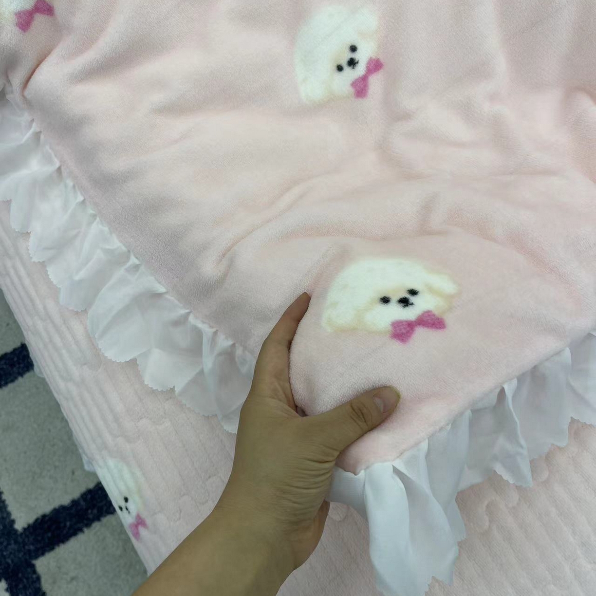 91家纺网 家纺一手货源 找家纺 禧瑞谷 2025新款冬季牛奶绒双层蕾丝花边床盖三件套床盖四件套 粉底小狗