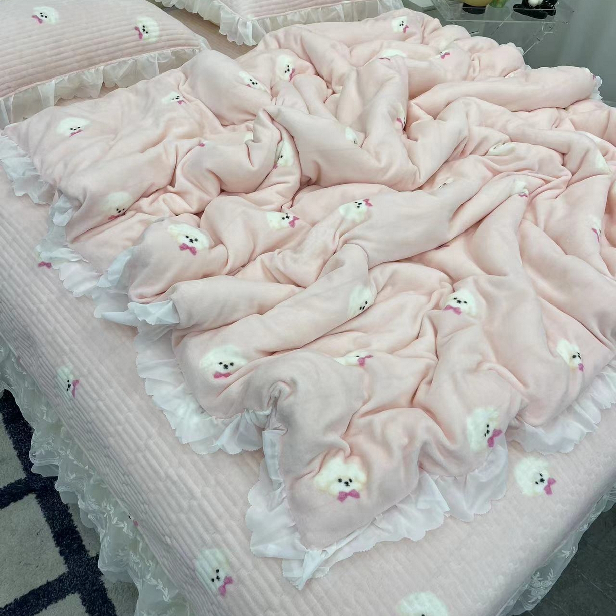 91家纺网 家纺一手货源 找家纺 禧瑞谷 2025新款冬季牛奶绒双层蕾丝花边床盖三件套床盖四件套 粉底小狗