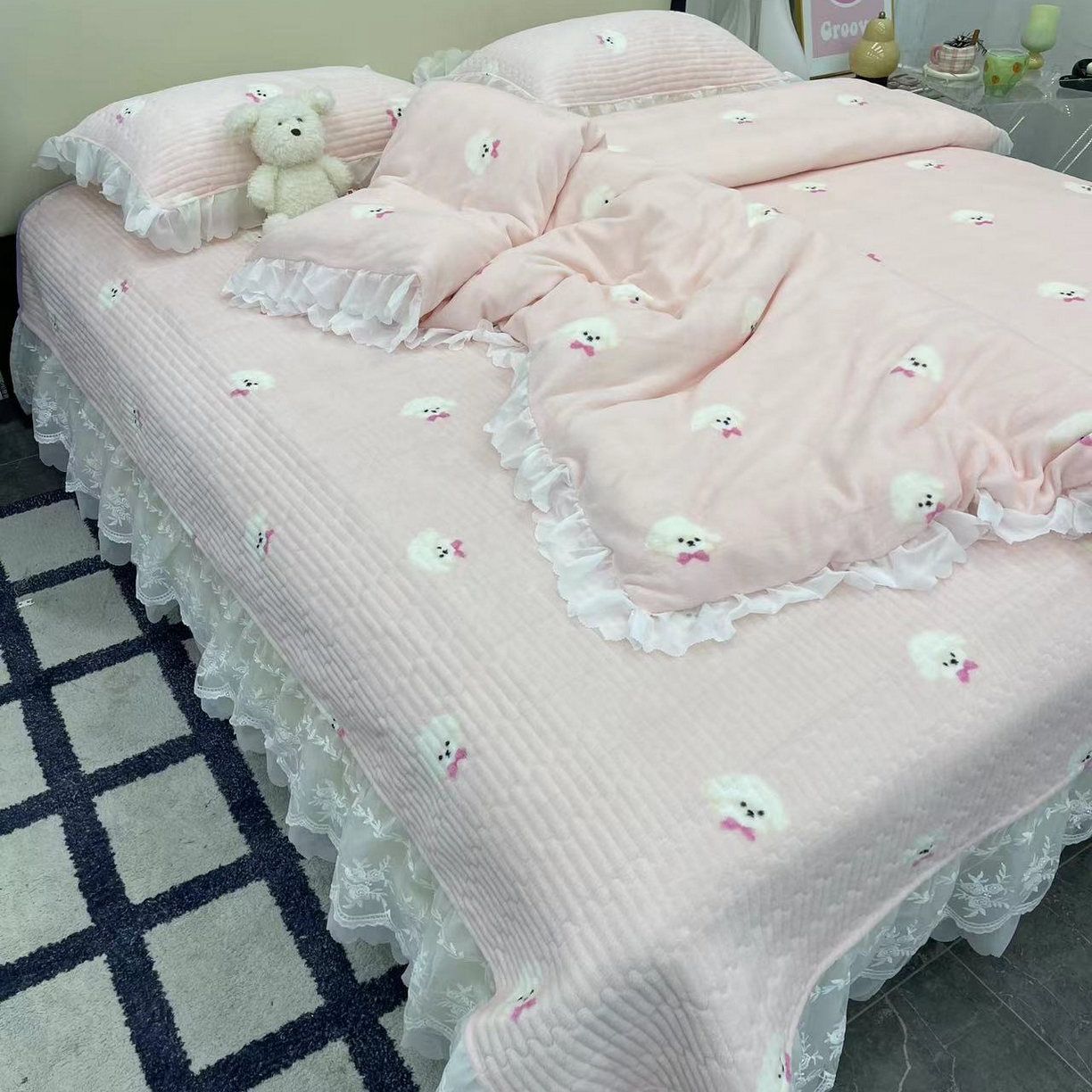 91家纺网 家纺一手货源 找家纺 禧瑞谷 2025新款冬季牛奶绒双层蕾丝花边床盖三件套床盖四件套 粉底小狗