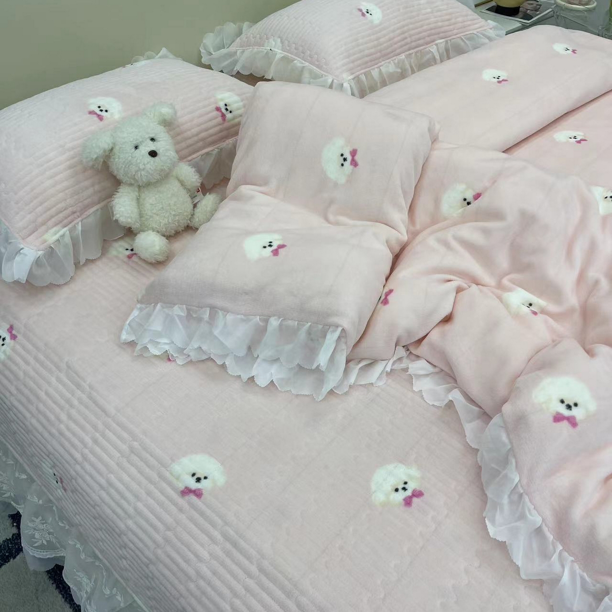 91家纺网 家纺一手货源 找家纺 禧瑞谷 2025新款冬季牛奶绒双层蕾丝花边床盖三件套床盖四件套 粉底小狗