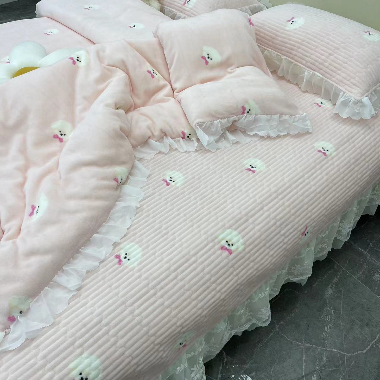 91家纺网 家纺一手货源 找家纺 禧瑞谷 2025新款冬季牛奶绒双层蕾丝花边床盖三件套床盖四件套 粉底小狗