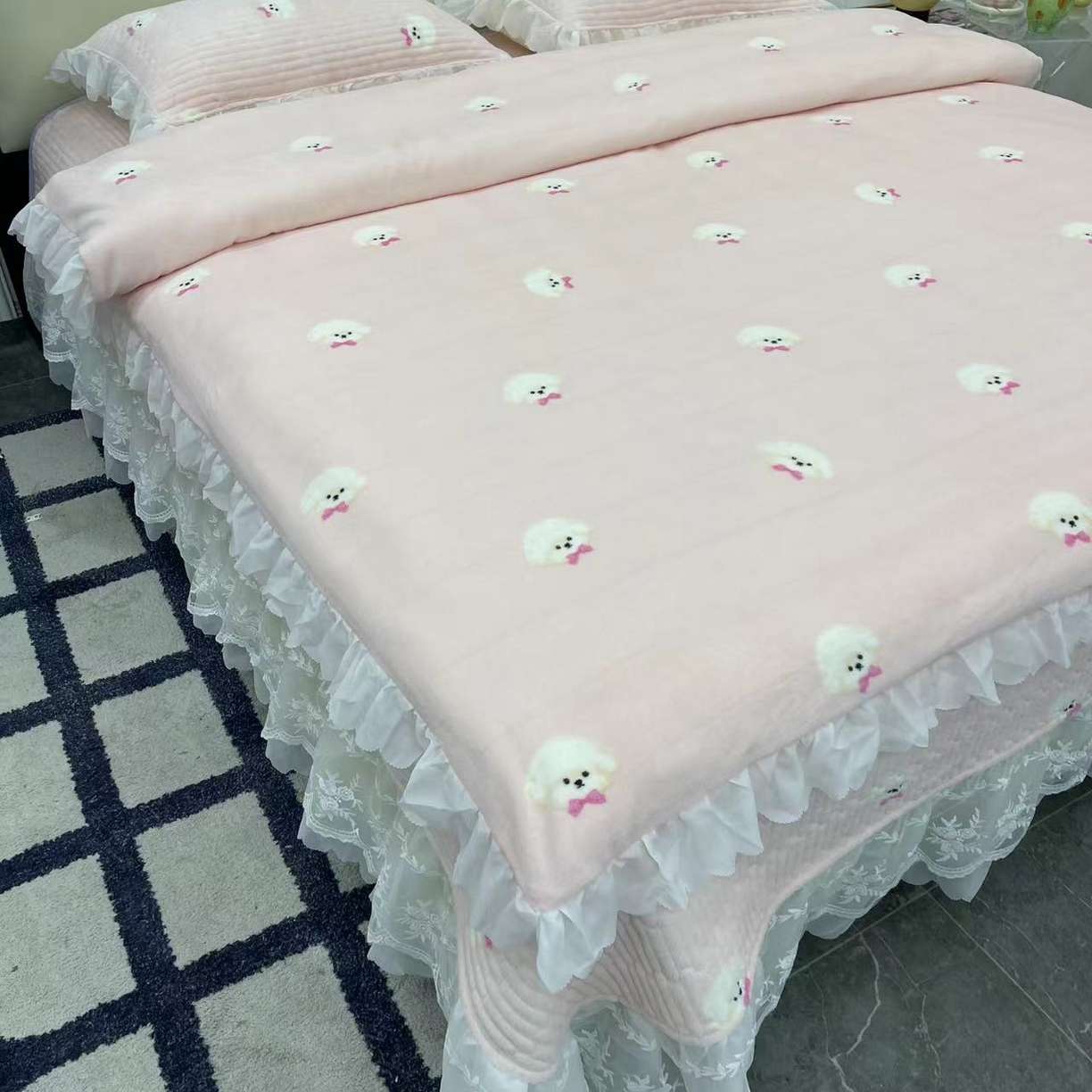 91家纺网 家纺一手货源 找家纺 禧瑞谷 2025新款冬季牛奶绒双层蕾丝花边床盖三件套床盖四件套 粉底小狗