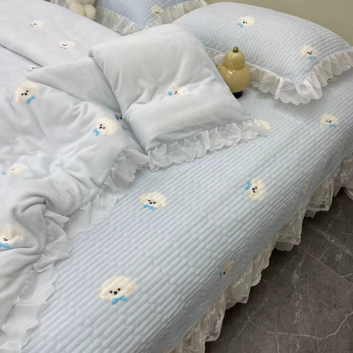 91家纺网 家纺一手货源 找家纺 禧瑞谷 2025新款冬季牛奶绒双层蕾丝花边床盖三件套床盖四件套 蓝底小狗