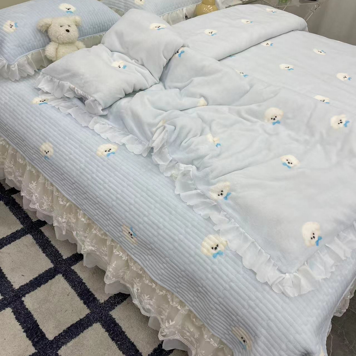 91家纺网 家纺一手货源 找家纺 禧瑞谷 2025新款冬季牛奶绒双层蕾丝花边床盖三件套床盖四件套 蓝底小狗