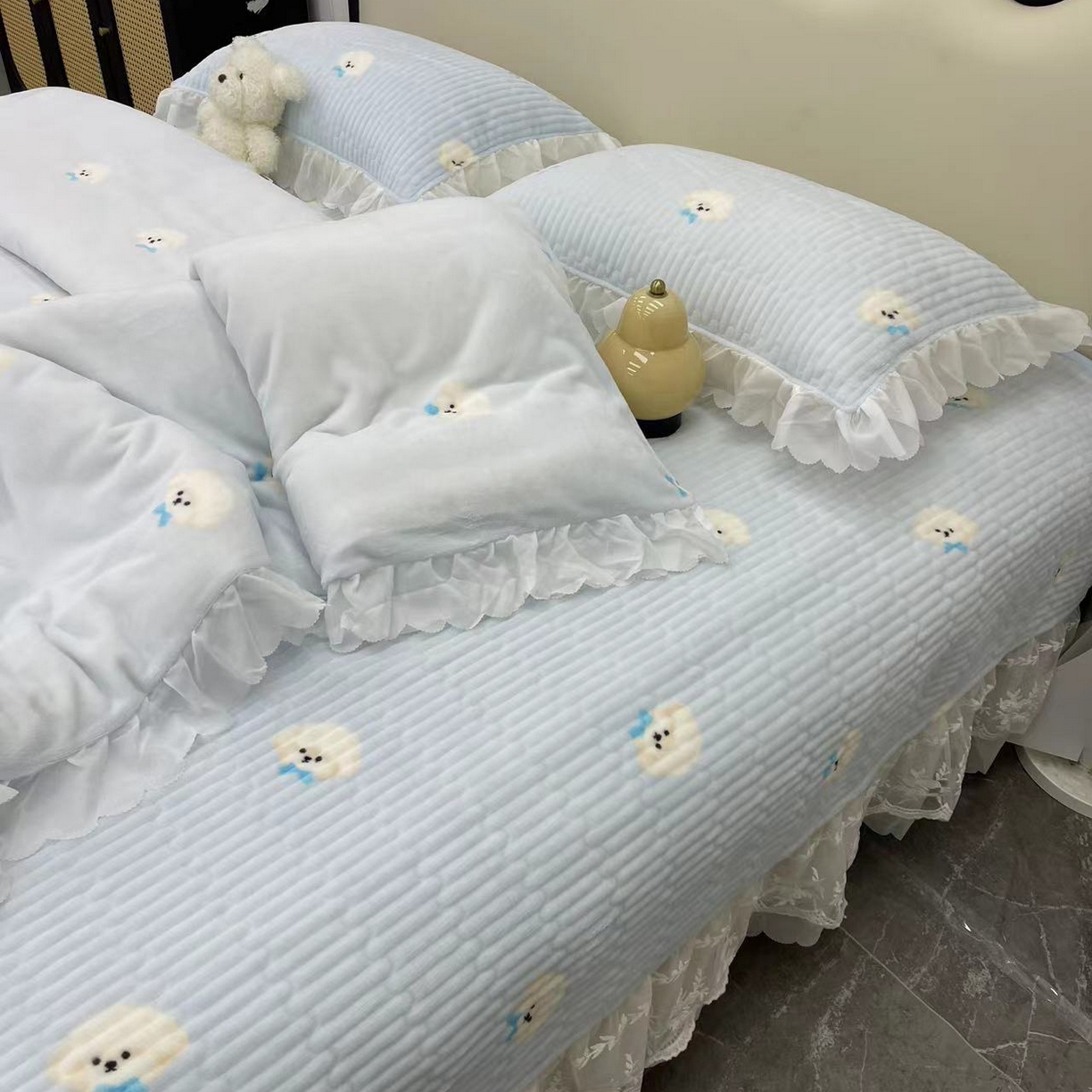 91家纺网 家纺一手货源 找家纺 禧瑞谷 2025新款冬季牛奶绒双层蕾丝花边床盖三件套床盖四件套 蓝底小狗