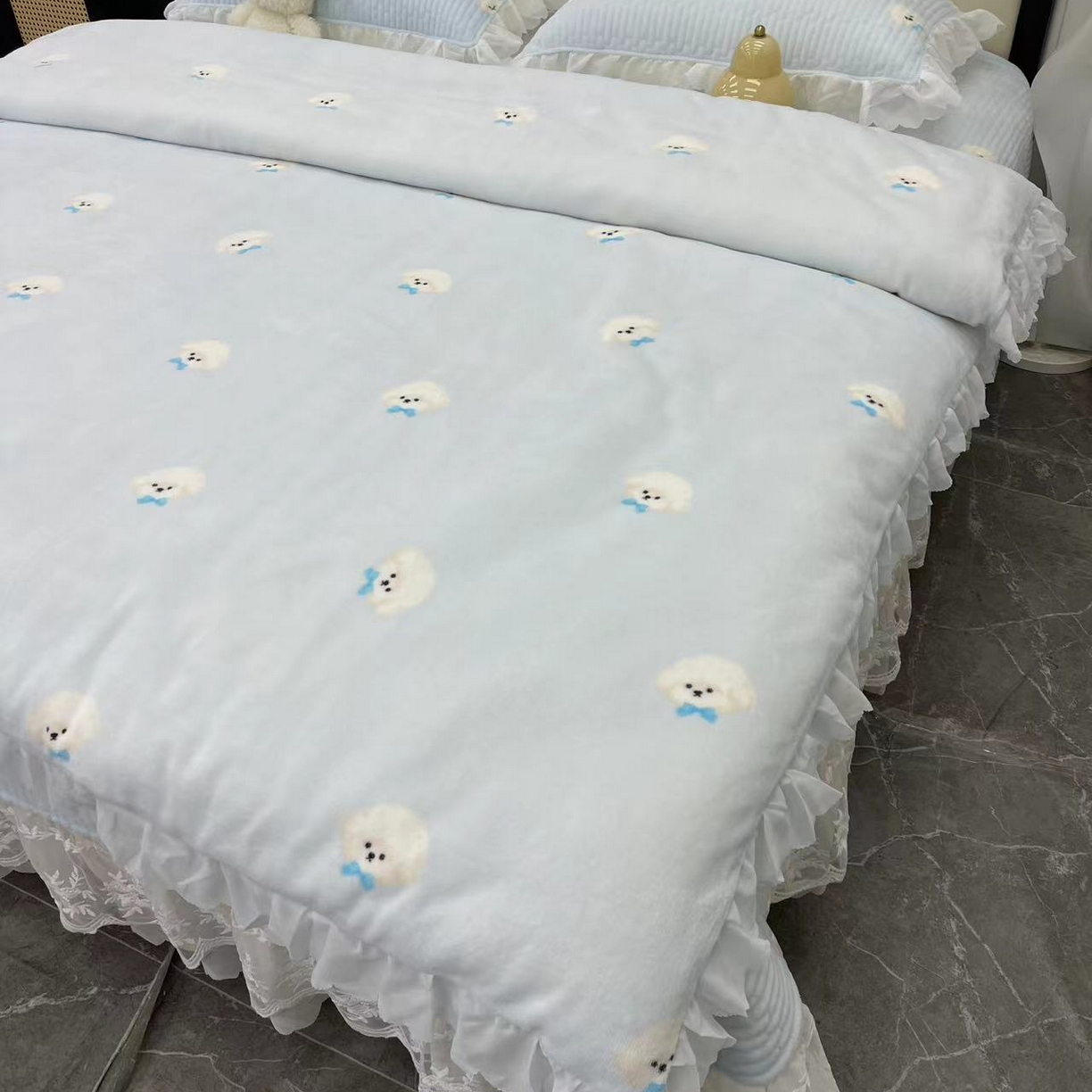 91家纺网 家纺一手货源 找家纺 禧瑞谷 2025新款冬季牛奶绒双层蕾丝花边床盖三件套床盖四件套 蓝底小狗