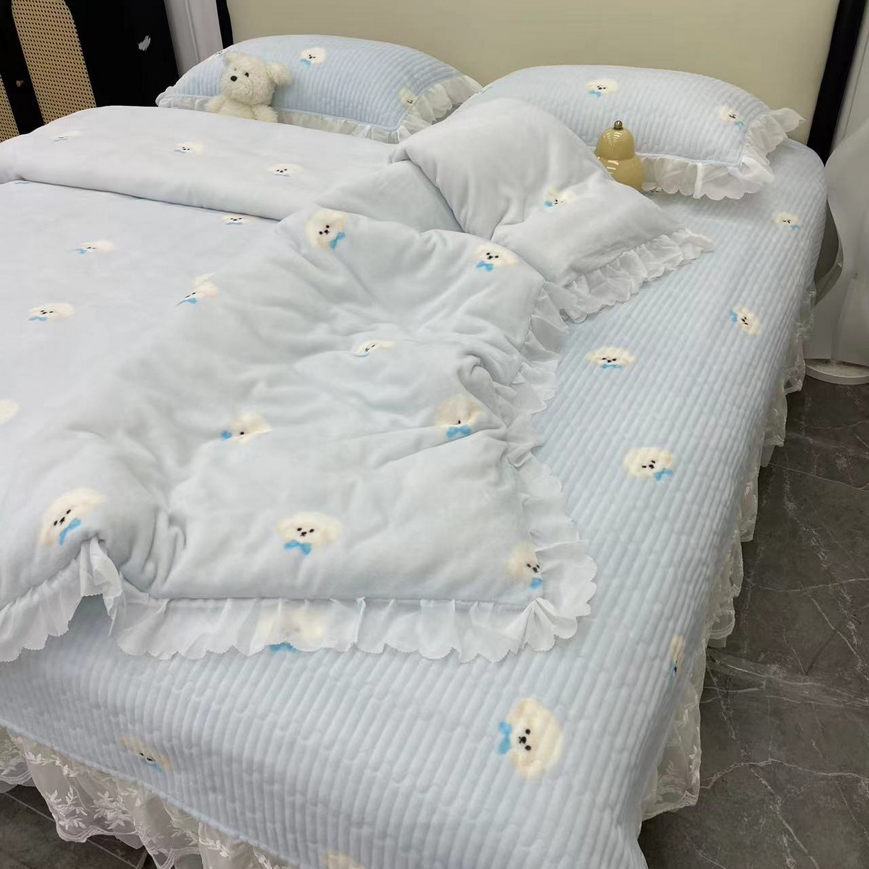 91家纺网 家纺一手货源 找家纺 禧瑞谷 2025新款冬季牛奶绒双层蕾丝花边床盖三件套床盖四件套 蓝底小狗