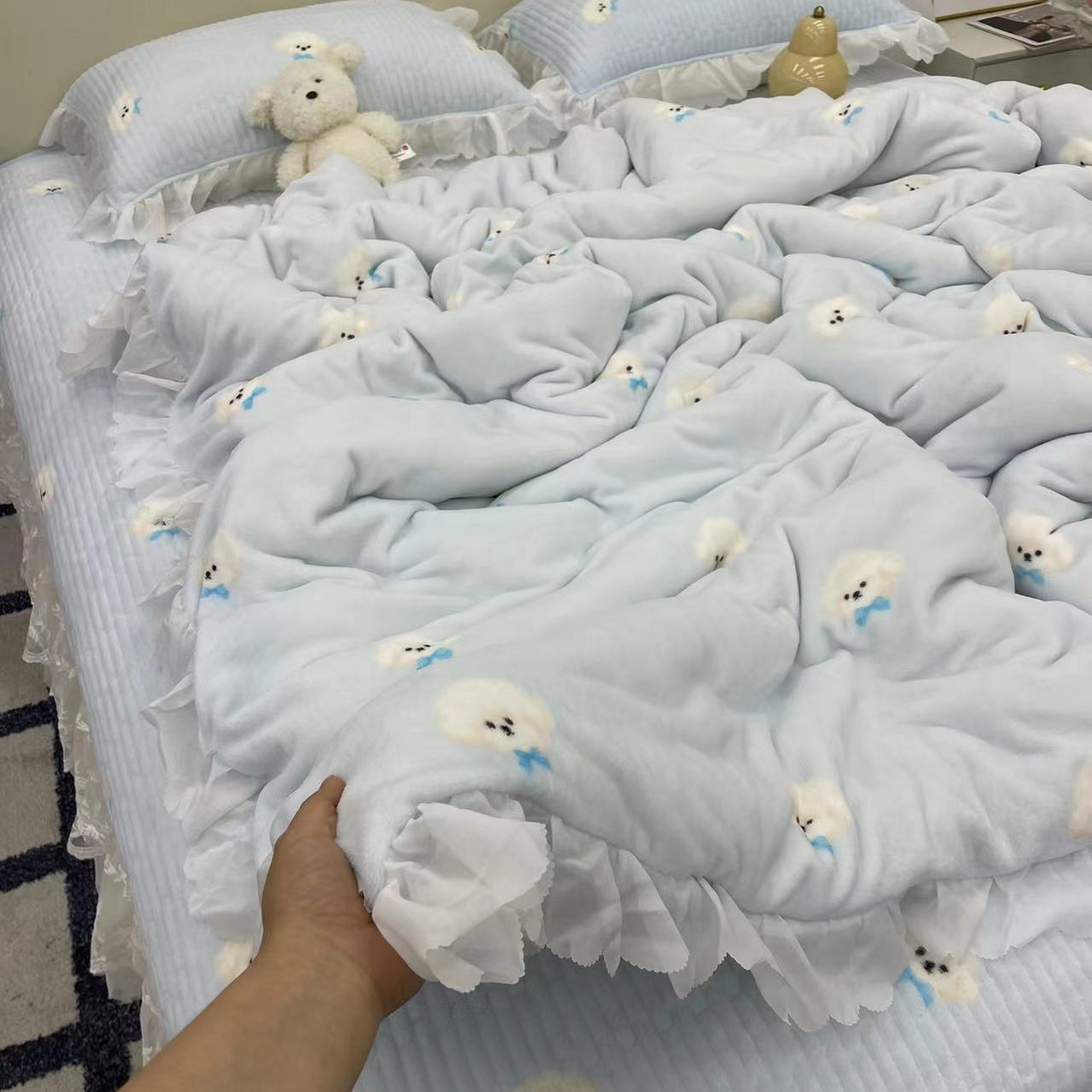 91家纺网 家纺一手货源 找家纺 禧瑞谷 2025新款冬季牛奶绒双层蕾丝花边床盖三件套床盖四件套 蓝底小狗