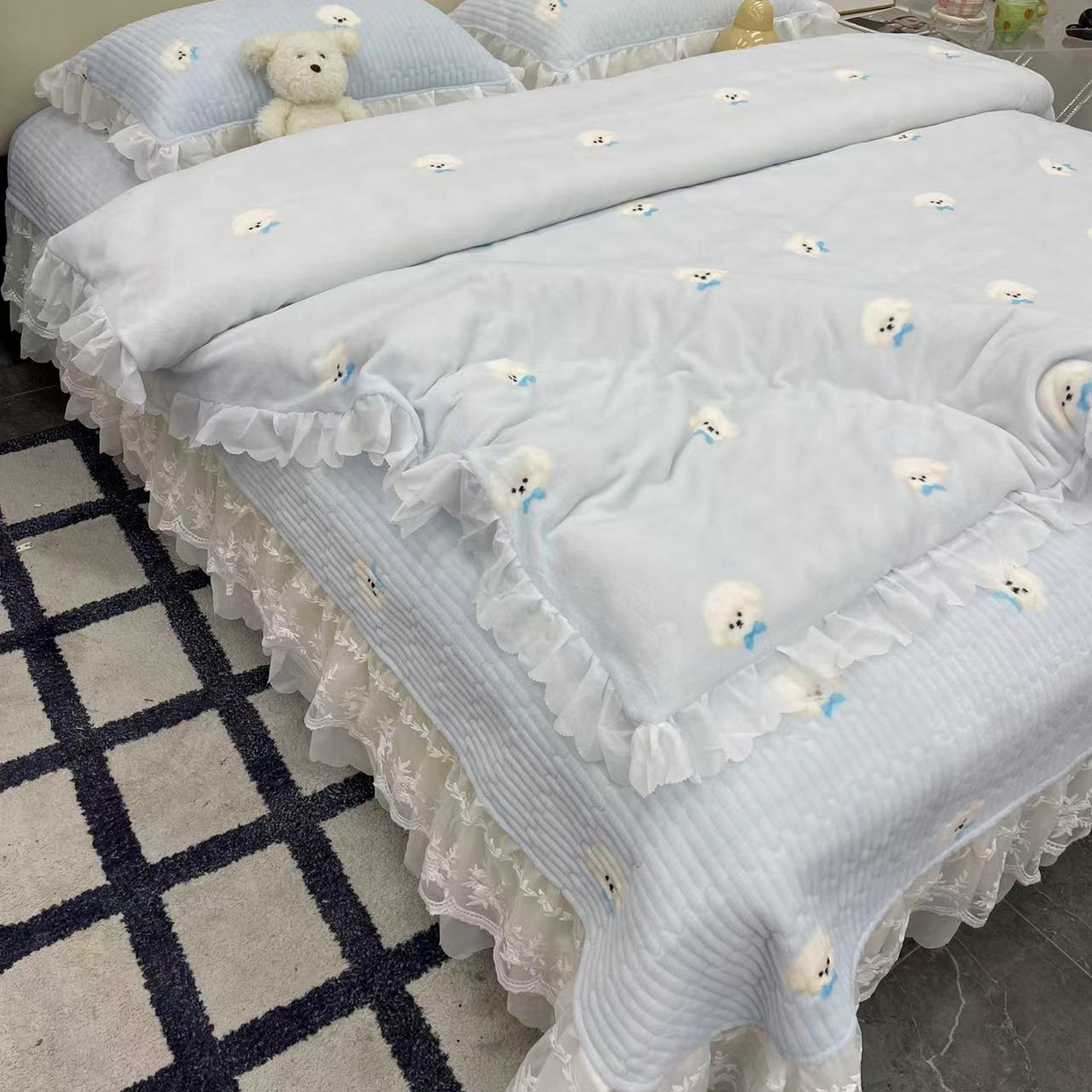 91家纺网 家纺一手货源 找家纺 禧瑞谷 2025新款冬季牛奶绒双层蕾丝花边床盖三件套床盖四件套 蓝底小狗