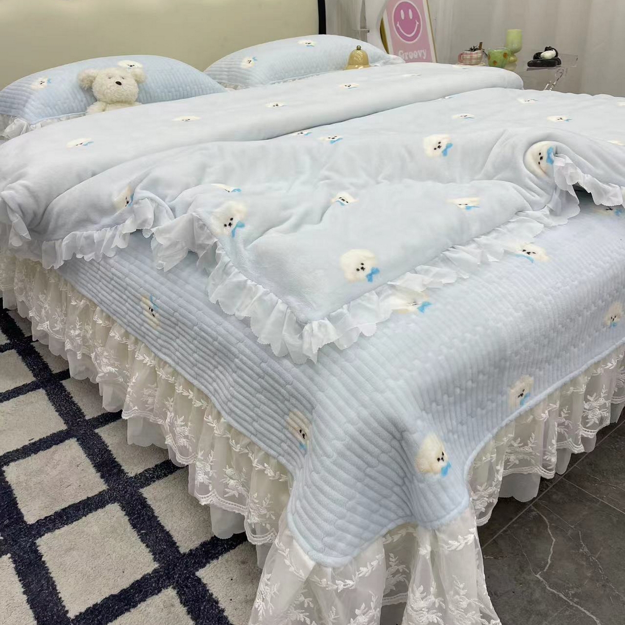 91家纺网 家纺一手货源 找家纺 禧瑞谷 2025新款冬季牛奶绒双层蕾丝花边床盖三件套床盖四件套 蓝底小狗