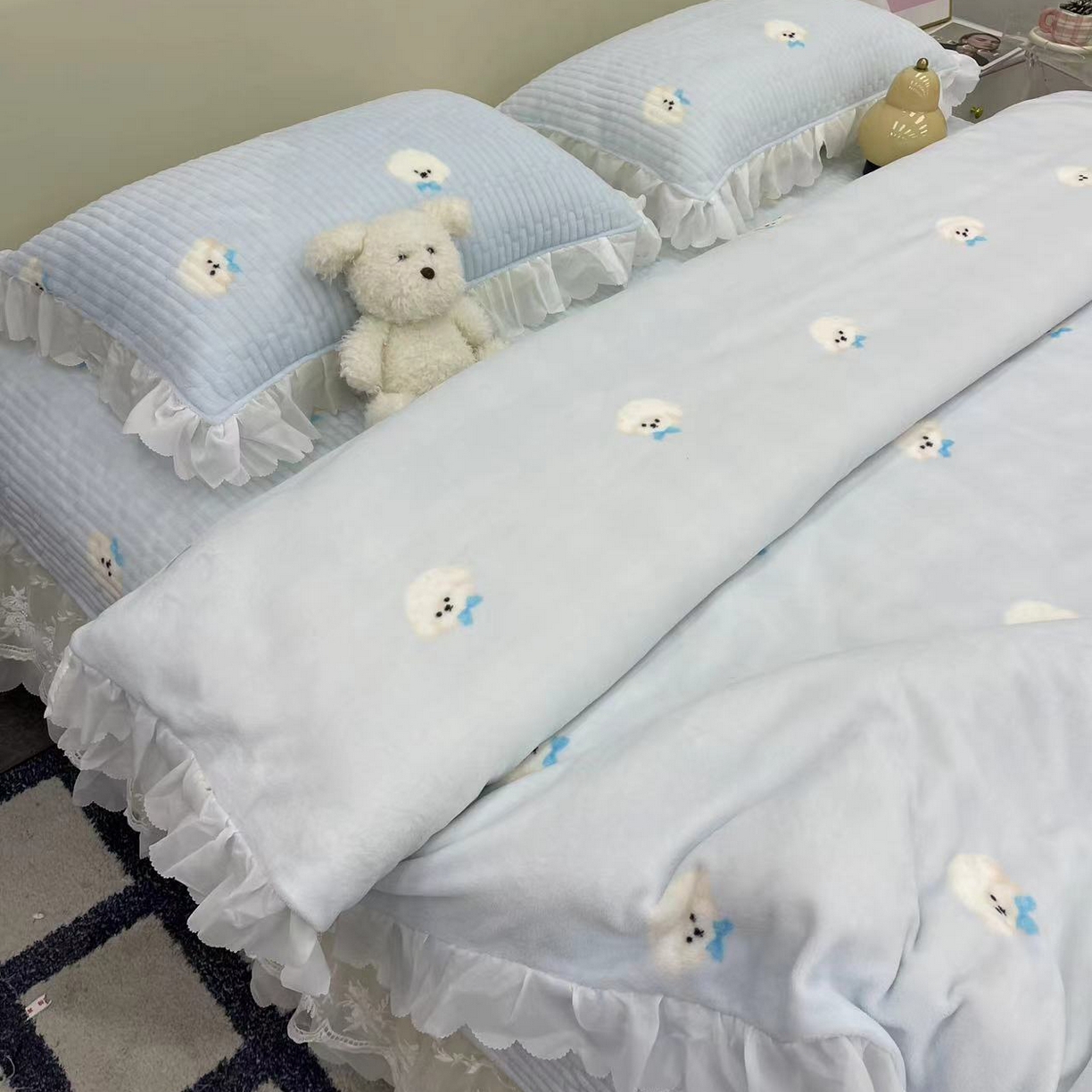 91家纺网 家纺一手货源 找家纺 禧瑞谷 2025新款冬季牛奶绒双层蕾丝花边床盖三件套床盖四件套 蓝底小狗