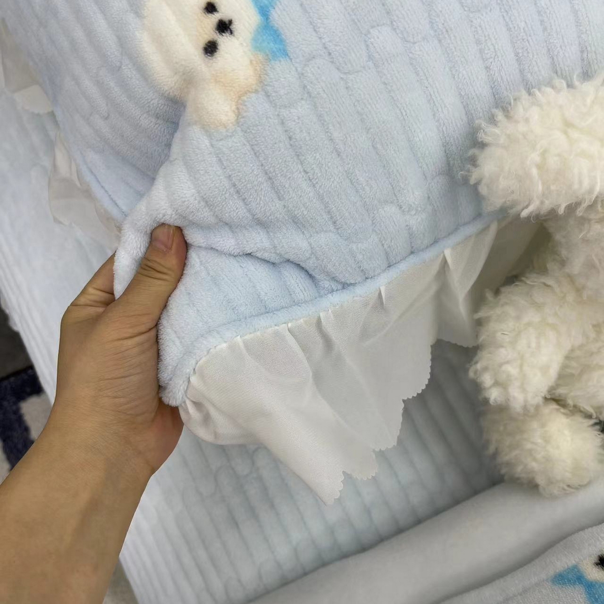 91家纺网 家纺一手货源 找家纺 禧瑞谷 2025新款冬季牛奶绒双层蕾丝花边床盖三件套床盖四件套 蓝底小狗