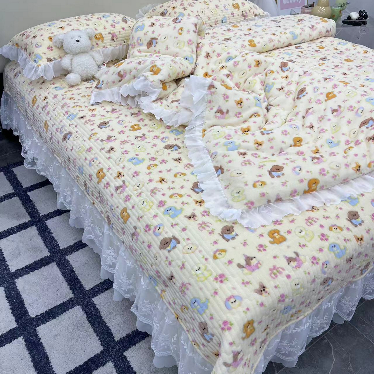 91家纺网 家纺一手货源 找家纺 禧瑞谷 2025新款冬季牛奶绒双层蕾丝花边床盖三件套床盖四件套 奶油小狗