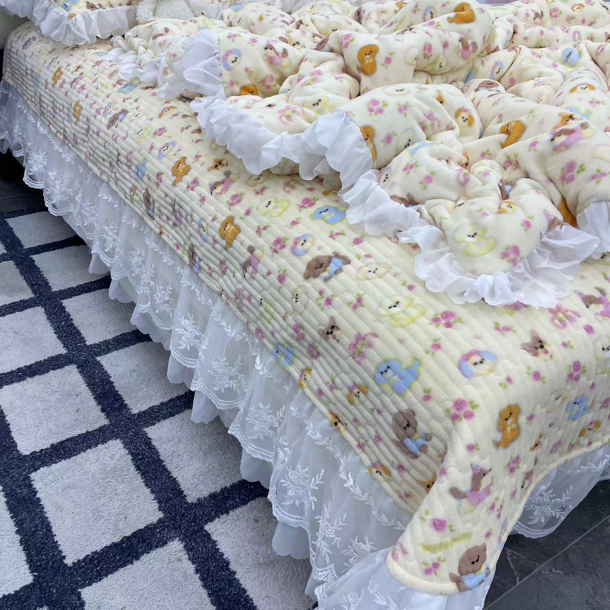 91家纺网 家纺一手货源 找家纺 禧瑞谷 2025新款冬季牛奶绒双层蕾丝花边床盖三件套床盖四件套 奶油小狗