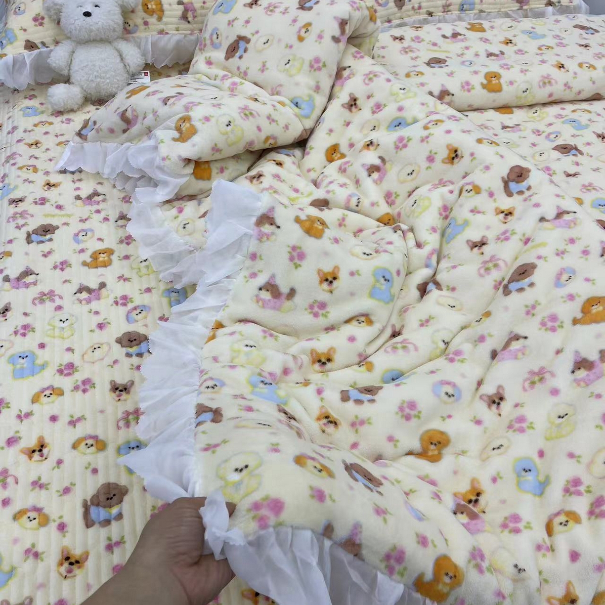 91家纺网 家纺一手货源 找家纺 禧瑞谷 2025新款冬季牛奶绒双层蕾丝花边床盖三件套床盖四件套 奶油小狗