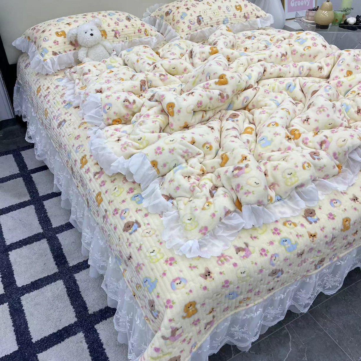 91家纺网 家纺一手货源 找家纺 禧瑞谷 2025新款冬季牛奶绒双层蕾丝花边床盖三件套床盖四件套 奶油小狗