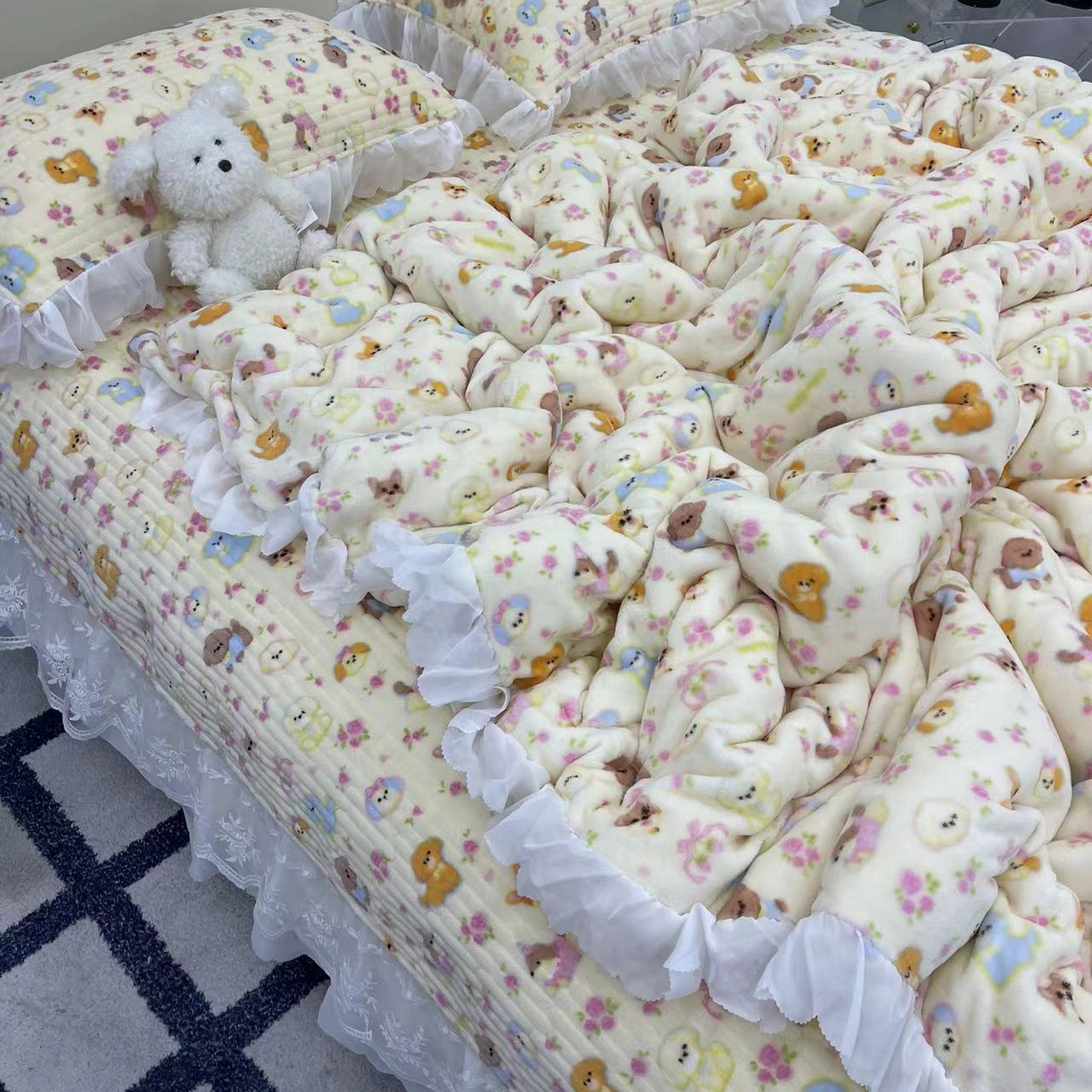 91家纺网 家纺一手货源 找家纺 禧瑞谷 2025新款冬季牛奶绒双层蕾丝花边床盖三件套床盖四件套 奶油小狗