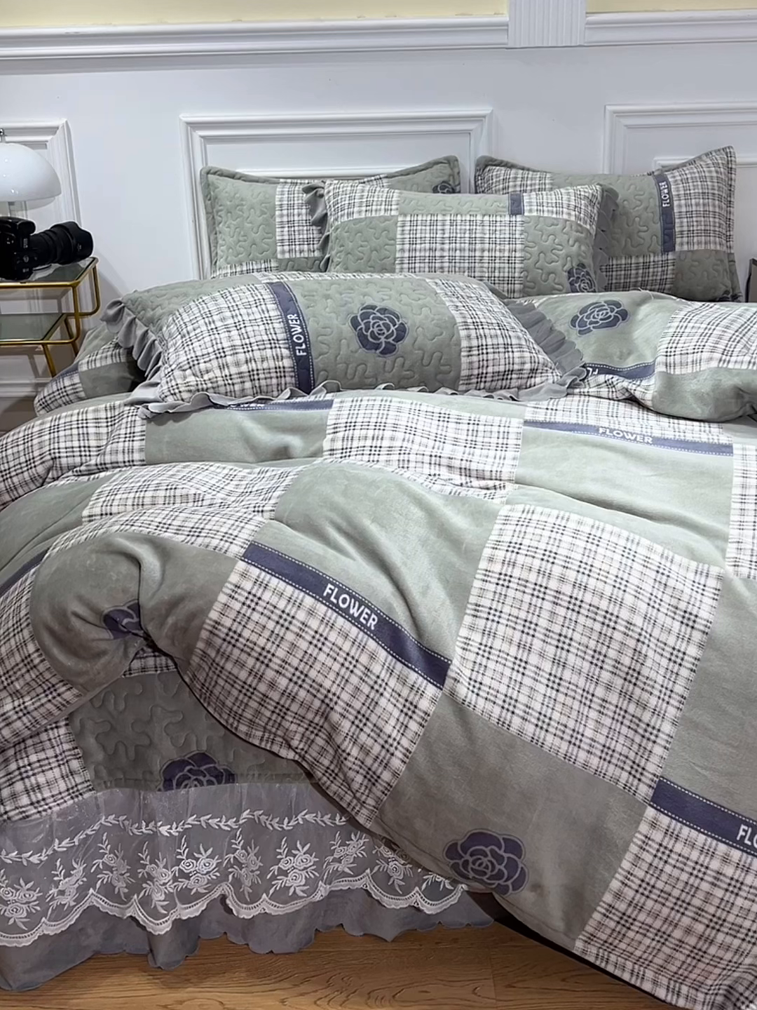 91家纺网 家纺一手货源 找家纺 梦柏家纺 2025新款牛奶绒夹棉床盖四件套 恋爱山茶